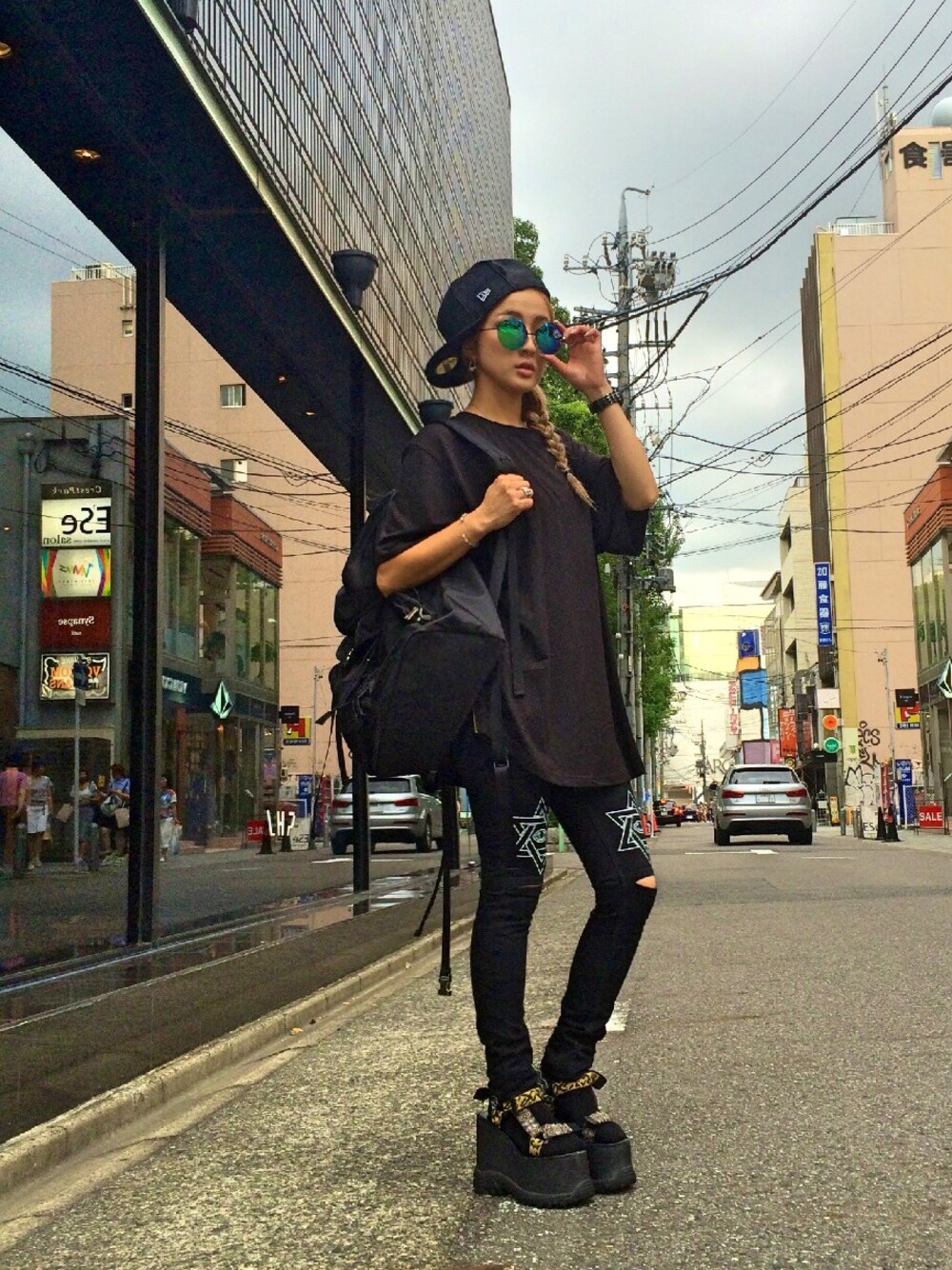 「厚底サンダル、厚底シューズ、adsr、PLASTIC TOKYO、LHP、バックパック、JUUN.J、ストリート、ブラックコーデ」｜「PLASTIC TOKYOのLHP/エルエイチピー/PLASTICTOKYO/プラスティックトーキョー/別注オカルト柄　Skinny Pants （カーゴパンツ、ブラック系）」を使った、hanae maruiさん（レディース・155cm）の夏コーディネートの1枚目の写真