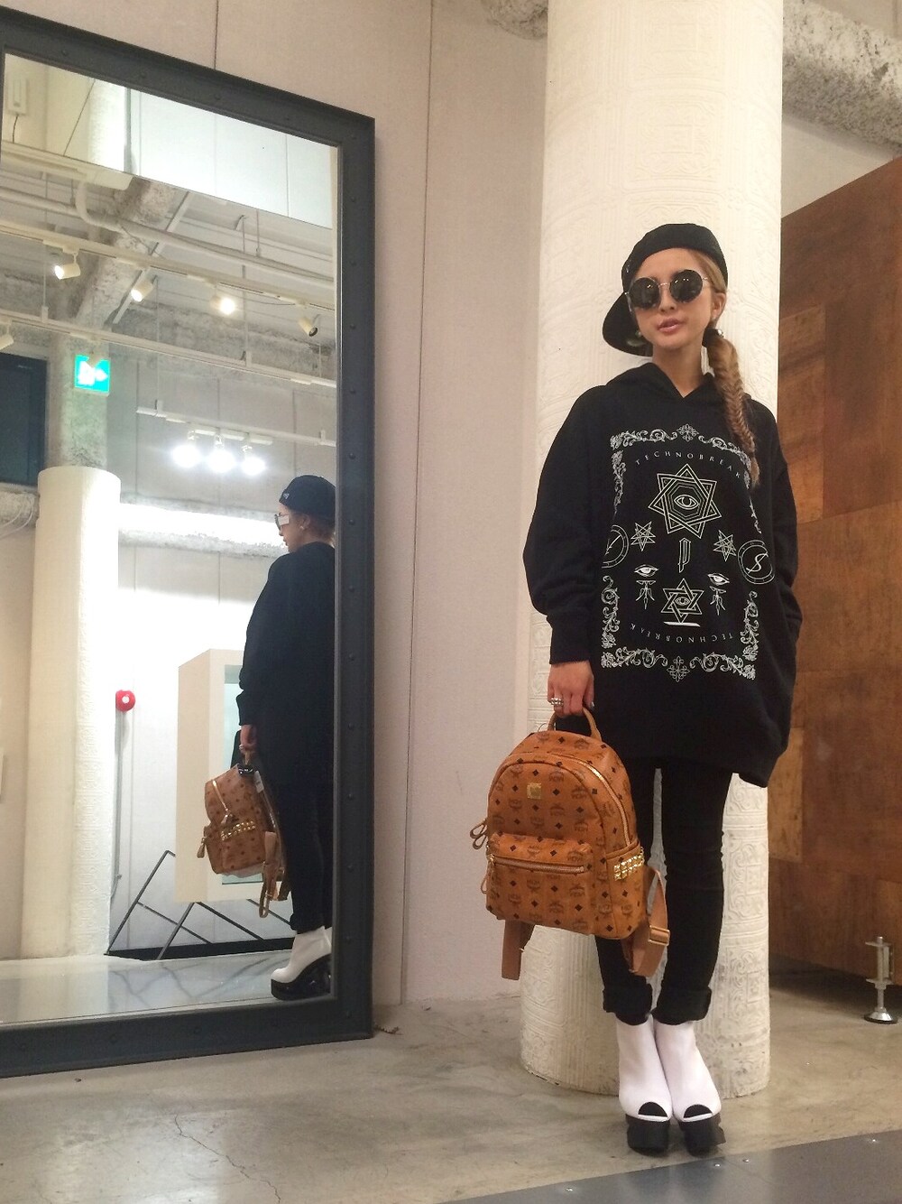 「PLASTIC TOKYO、LHP、ブラック、プルオーバー、MCM、バックパック、JEFFREY CAMPBELL、ニューエラ」｜「L.H.PのLHP/エルエイチピー/ADSR/エーディーエスアール/MELISSA（サングラス、シルバー系）」を使った、hanae maruiさん（レディース・155cm）の秋コーディネートの1枚目の写真