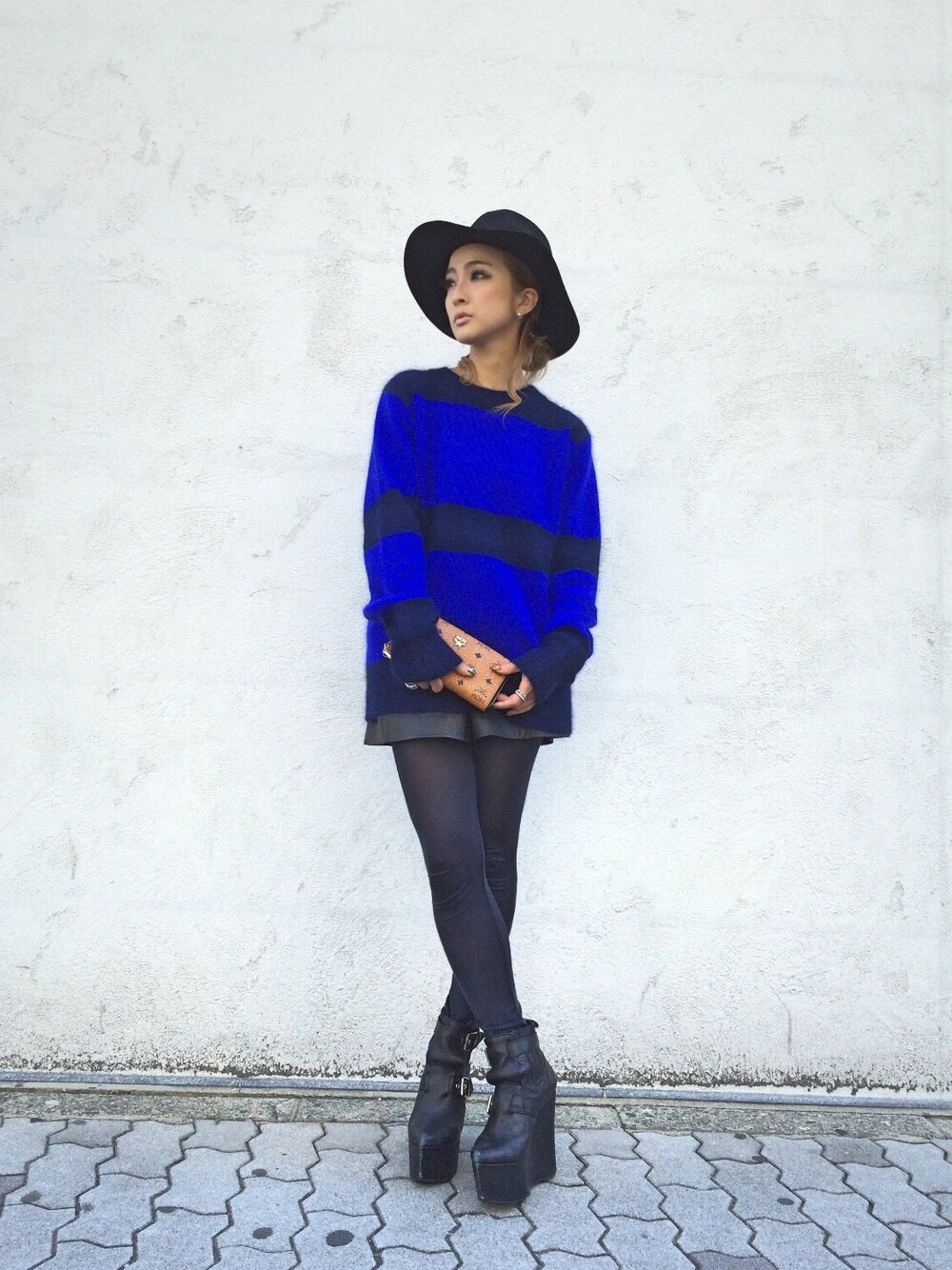 「L.H.P、ニット、ボーダー、ツバ広ハット、ブルー」｜「L.H.PのLHP/エルエイチピー/MCM/エムシーエム/SmallStuds Wallet（財布、ブラウン系）」を使った、hanae maruiさん（レディース・155cm）の秋コーディネートの1枚目の写真