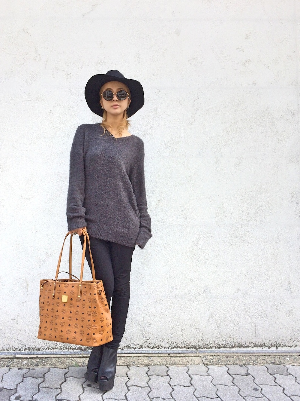 「シャギーニット、LHP、フェルトハット、ニット、JEFFREY CAMPBELL、MCM、adsr」｜「MCMのLHP/エルエイチピー/MCM/エムシーエム/Reversible ToteBag（トートバッグ、ブラウン系）」を使った、hanae maruiさん（レディース・155cm）の秋コーディネートの1枚目の写真