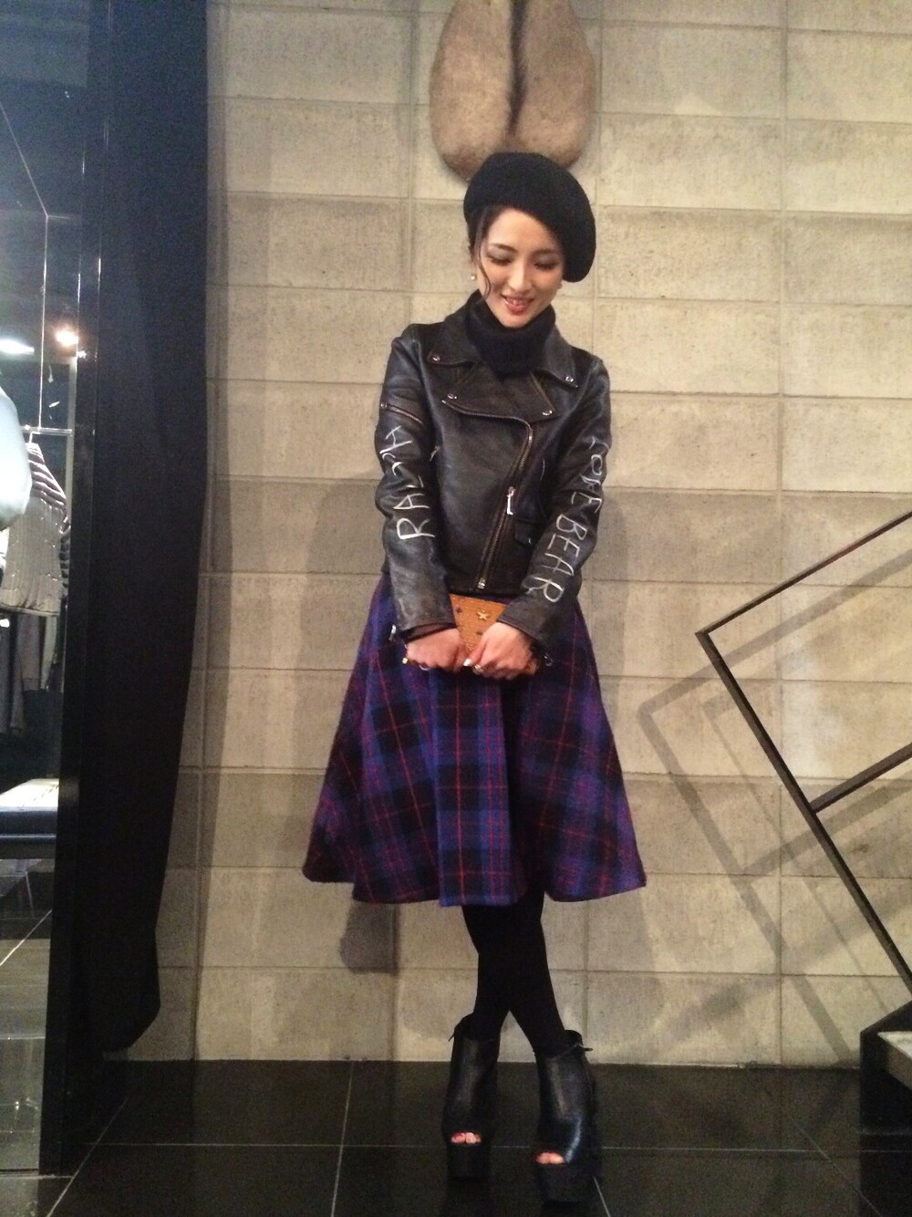 「チェックスカート、LHP、ライダースジャケット、レザージャケット、GOLDEN GOOSE、JEFFREY CAMPBELL、タートルネック、ベレー帽」｜「L.H.PのLHP/エルエイチピー/MCM/エムシーエム/SmallStuds Wallet（財布、ブラウン系）」を使った、hanae maruiさん（レディース・155cm）の秋コーディネートの1枚目の写真