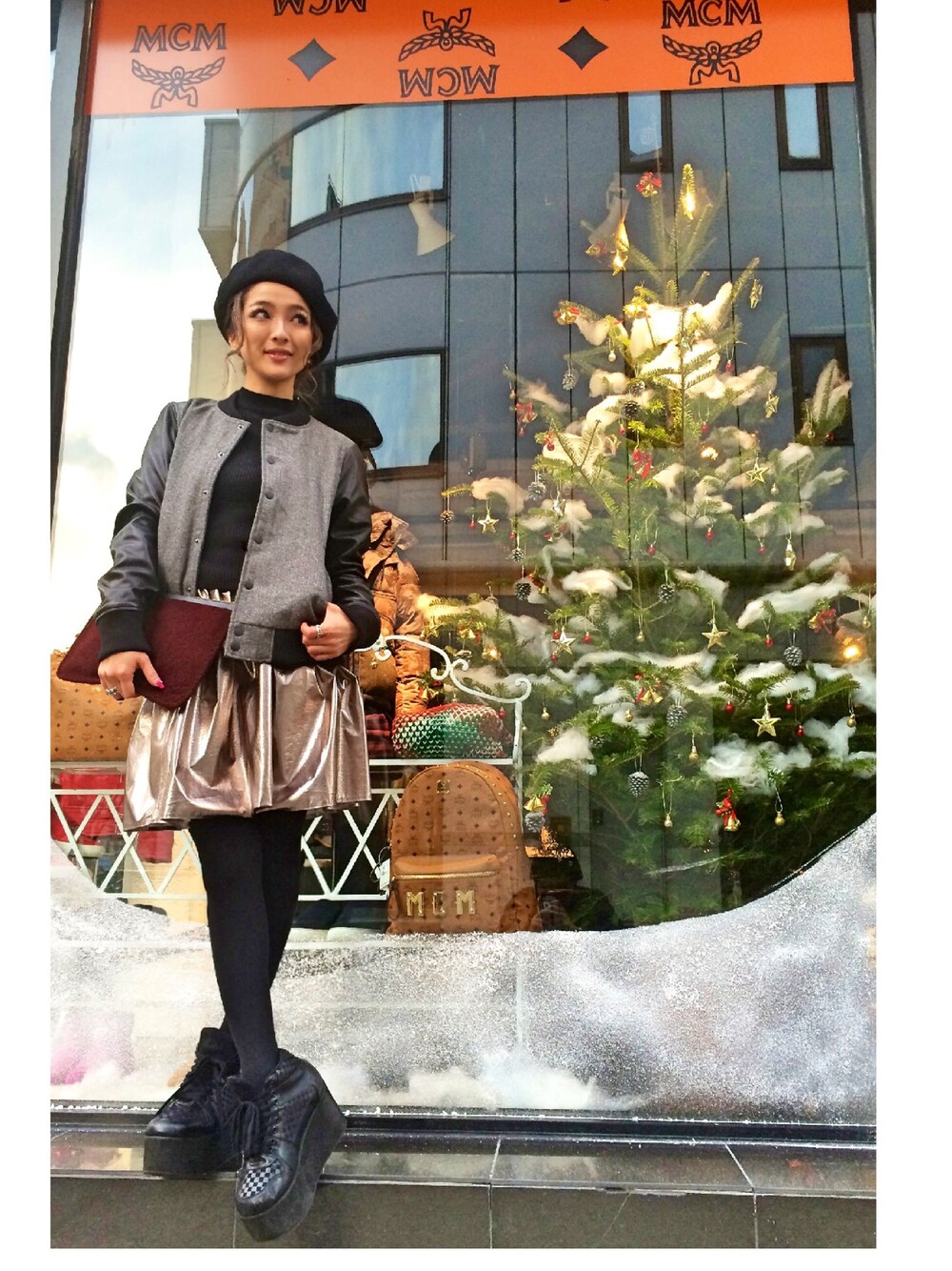 「黒タートルネック、ハイカットスニーカー、LHP、スタジャン、ツイード、MSGM、クリスマス、PIERRE HARDY」｜「L.H.PのLHP women/TWEED AWARD JKT（スタジャン、グレー系）」を使った、hanae maruiさん（レディース・155cm）の秋コーディネートの1枚目の写真