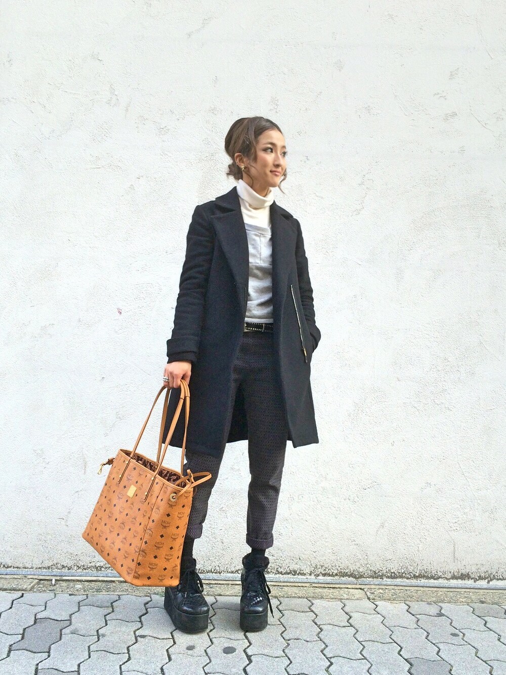 「白タートルネック、タートルネック、スウェット、コート、MM6、LHP、ウールパンツ、黒スニーカー、MCM、トートバッグ」｜「MCMのLHP/エルエイチピー/MCM/エムシーエム/Reversible ToteBag（トートバッグ、ブラウン系）」を使った、hanae maruiさん（レディース・155cm）の冬コーディネートの1枚目の写真