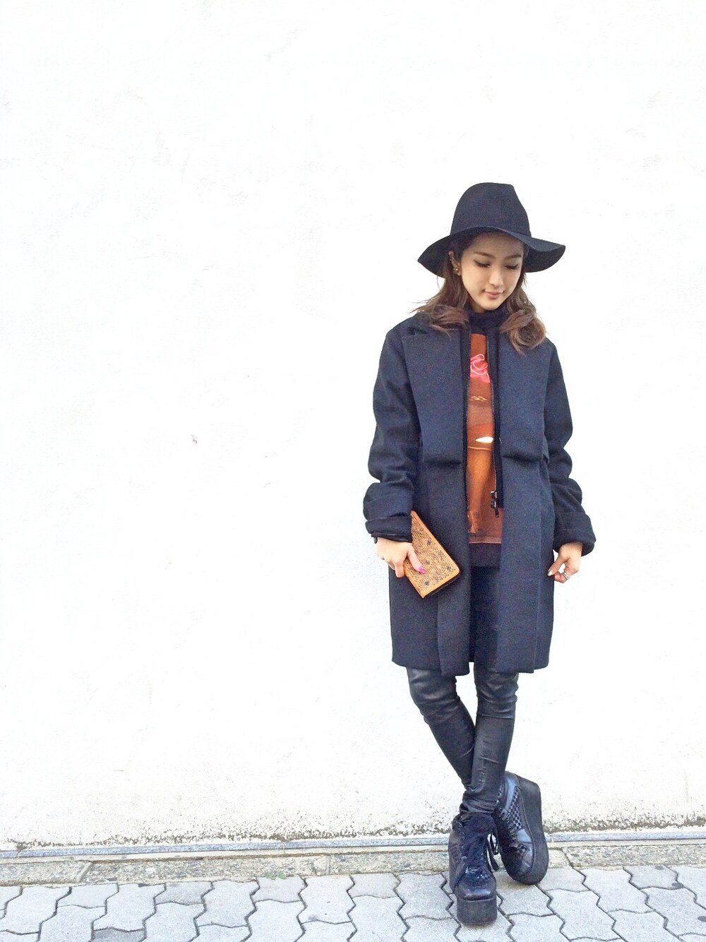 「MM6、Maison Martin Margiela、g.v.g.v.、ツバ広ハット、コート、アウター、レザーパンツ」｜「L.H.PのLHP/エルエイチピー/MCM/エムシーエム/Studs Wallet　Small　（財布、ブラウン系）」を使った、hanae maruiさん（レディース・155cm）の冬コーディネートの1枚目の写真