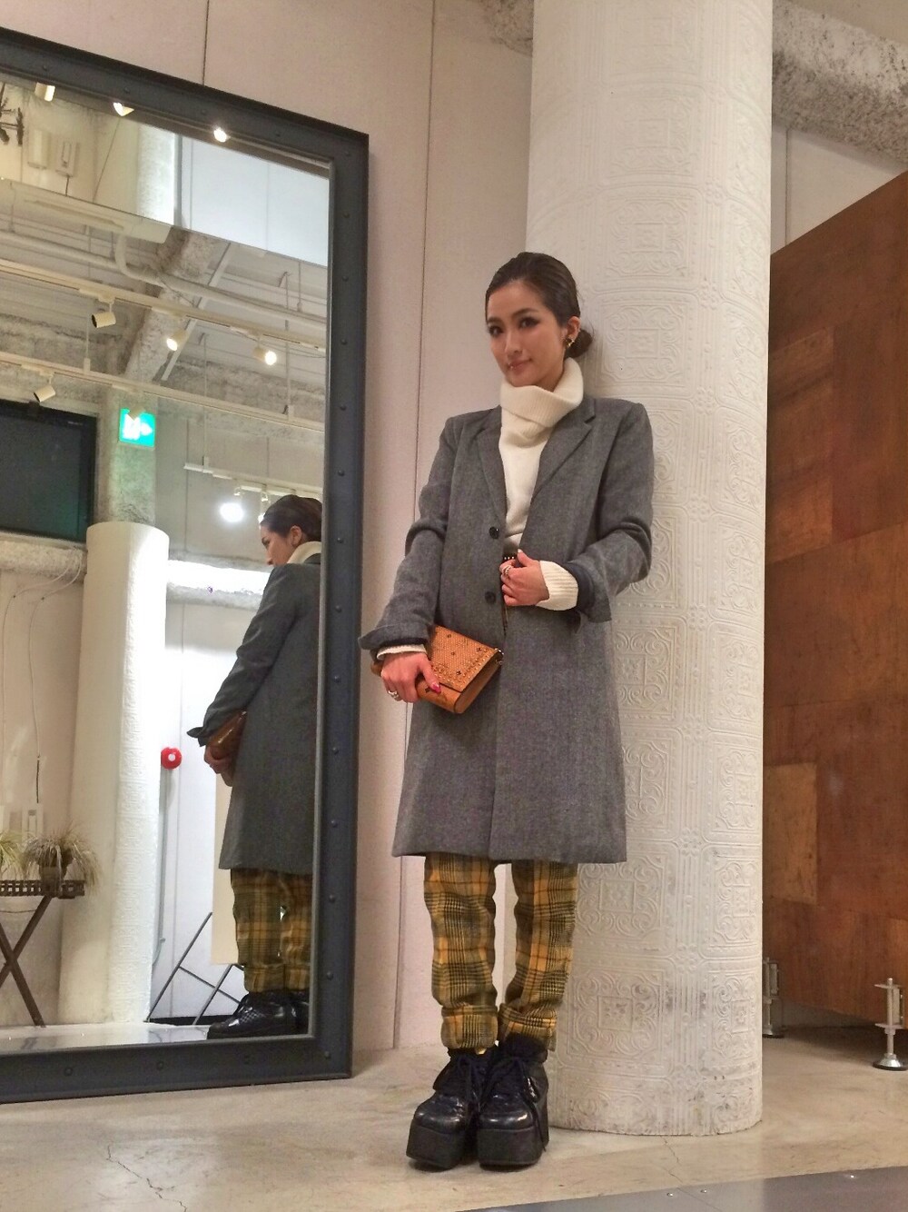 「白タートルネック、ツイードジャケット、チェスターコート、ウールパンツ、チェックパンツ、MCM、黒スニーカー、クラッチバッグ、LHP」｜「L.H.PのLHP/エルエイチピー/hardcover/ハードカバー/Tweed Chester Cort　<252143>（チェスターコート、グレー系）」を使った、hanae maruiさん（レディース・155cm）の冬コーディネートの1枚目の写真