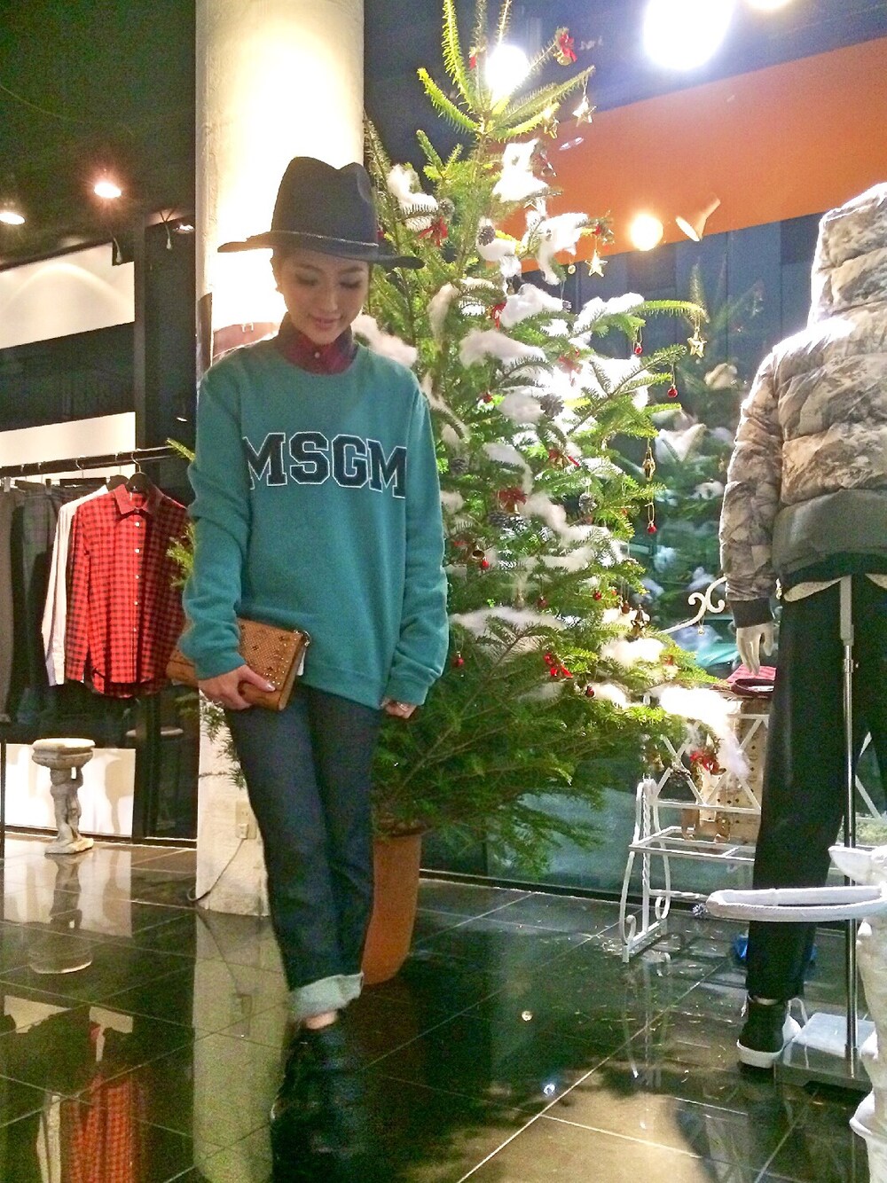 「クリスマス2014(レッド×グリーン)、パーティースタイル、MSGM、スウェット、赤チェック、DSQUARED2、デニム、ハット、MCM」｜「DANKE SCHONのLHP/エルエイチピー/DankeSchon/ダンケシェーン/Long Blim Zip Hat（ハット、シルバー系）」を使った、hanae maruiさん（レディース・155cm）の冬コーディネートの1枚目の写真
