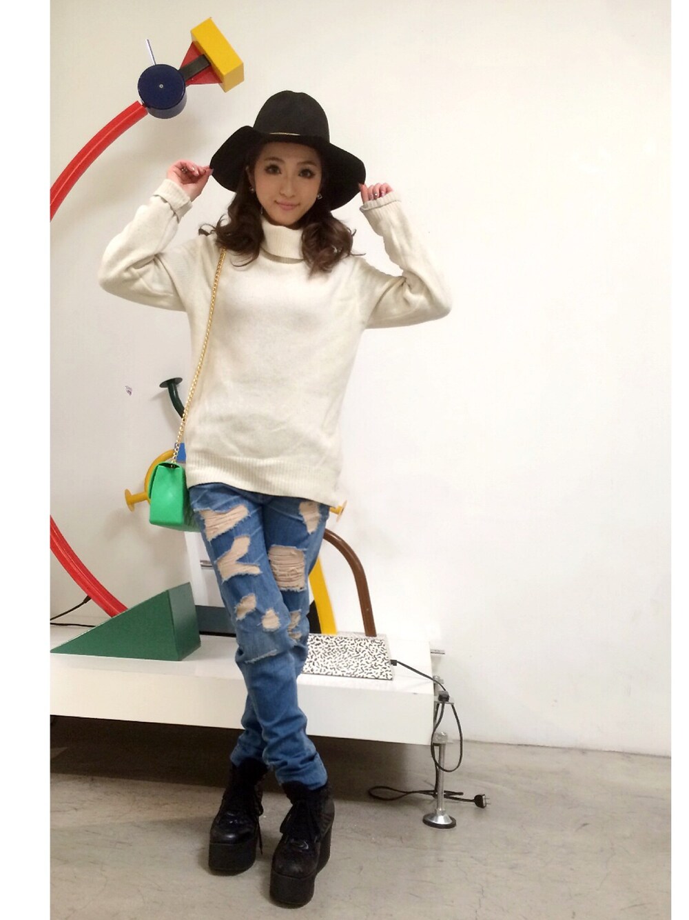 「LHP、ダメージデニムパンツ、ツバ広ハット、白タートルネック、紅白カラー2015、2014年、ラストWEAR」｜「DANKE SCHONのLHP/エルエイチピー/DankeSchon/ダンケシェーン/Long Blim Zip Hat（ハット、シルバー系）」を使った、hanae maruiさん（レディース・155cm）の冬コーディネートの1枚目の写真