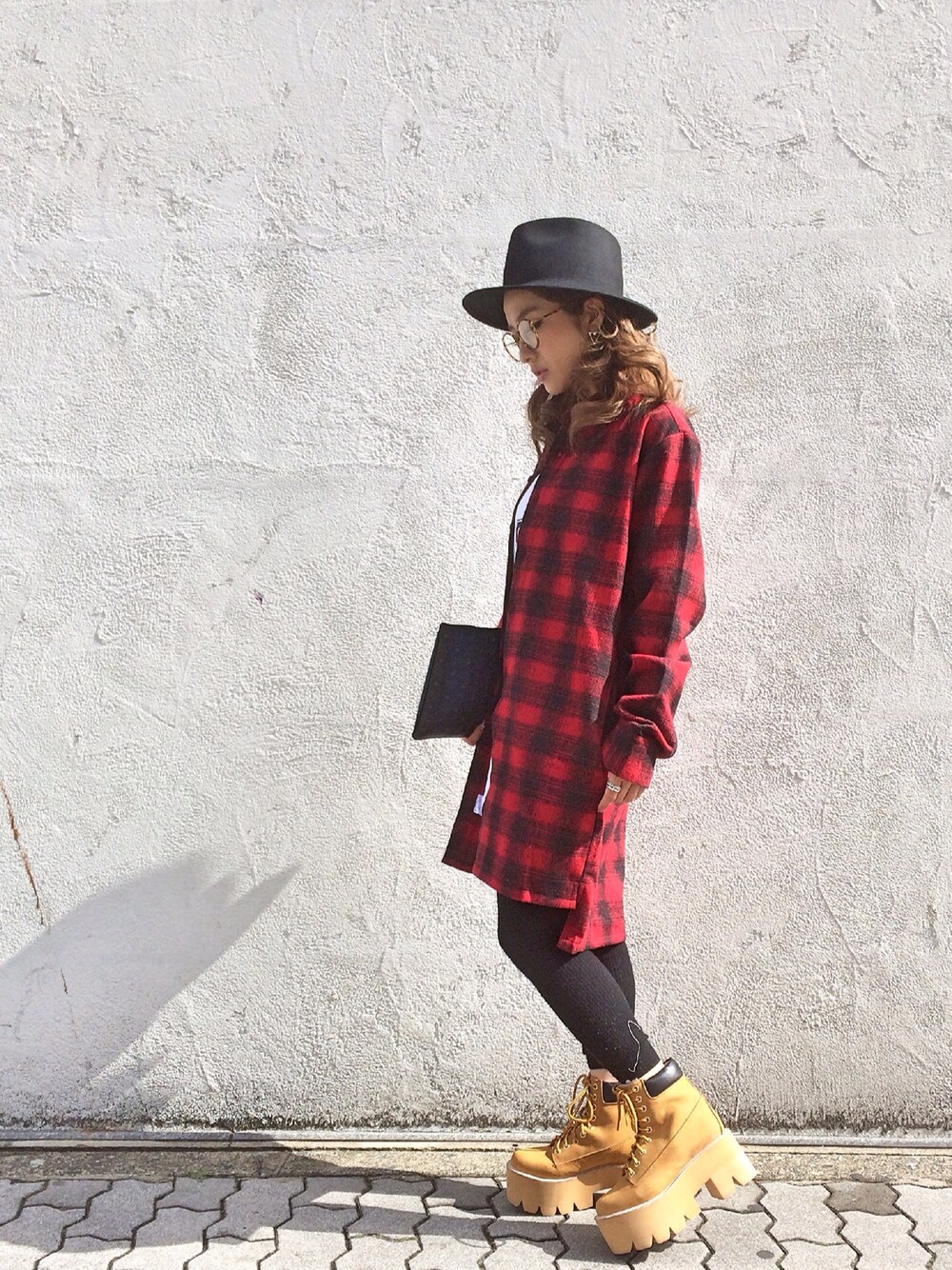 「チェックシャツ、タータンチェック、ハット、眼鏡、花粉症、JEFFREY CAMPBELL、adsr、MCM、シャツスタイル、ロングシャツ」｜「L.H.Pの【LW】LHP/エルエイチピー/Side Pocket Long Nel Shirts　〈6016148〉（シャツ/ブラウス、レッド系）」を使った、hanae maruiさん（レディース・155cm）の春コーディネートの1枚目の写真