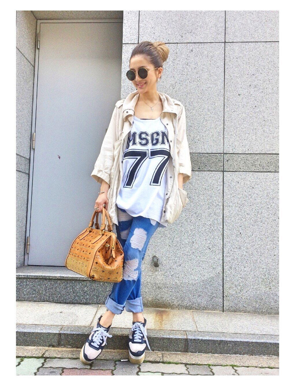 「バッグ、遠足、ダメージデニムパンツ、デニム、白タンク、サングラス、春コーデ、春色、LHP」｜「MSGMのアイテム（タンクトップ、ホワイト系）」を使った、hanae maruiさん（レディース・155cm）の春コーディネートの1枚目の写真