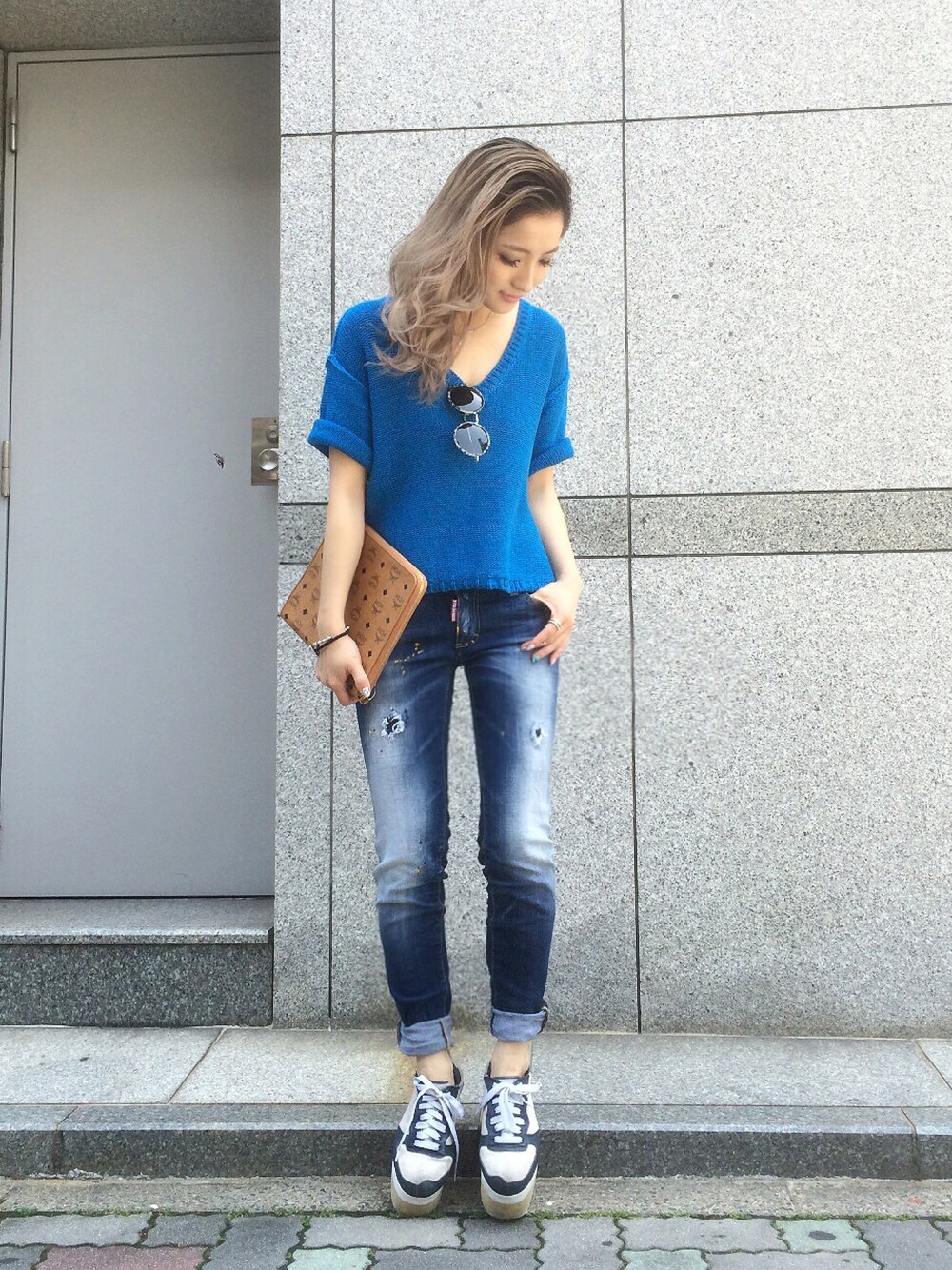 「丸メガネ、ジーパン、デニム、ブルー、LHP、サマーニット」｜「DSQUARED2のアイテム（デニムパンツ、ブルー系）」を使った、hanae maruiさん（レディース・155cm）の春コーディネートの1枚目の写真