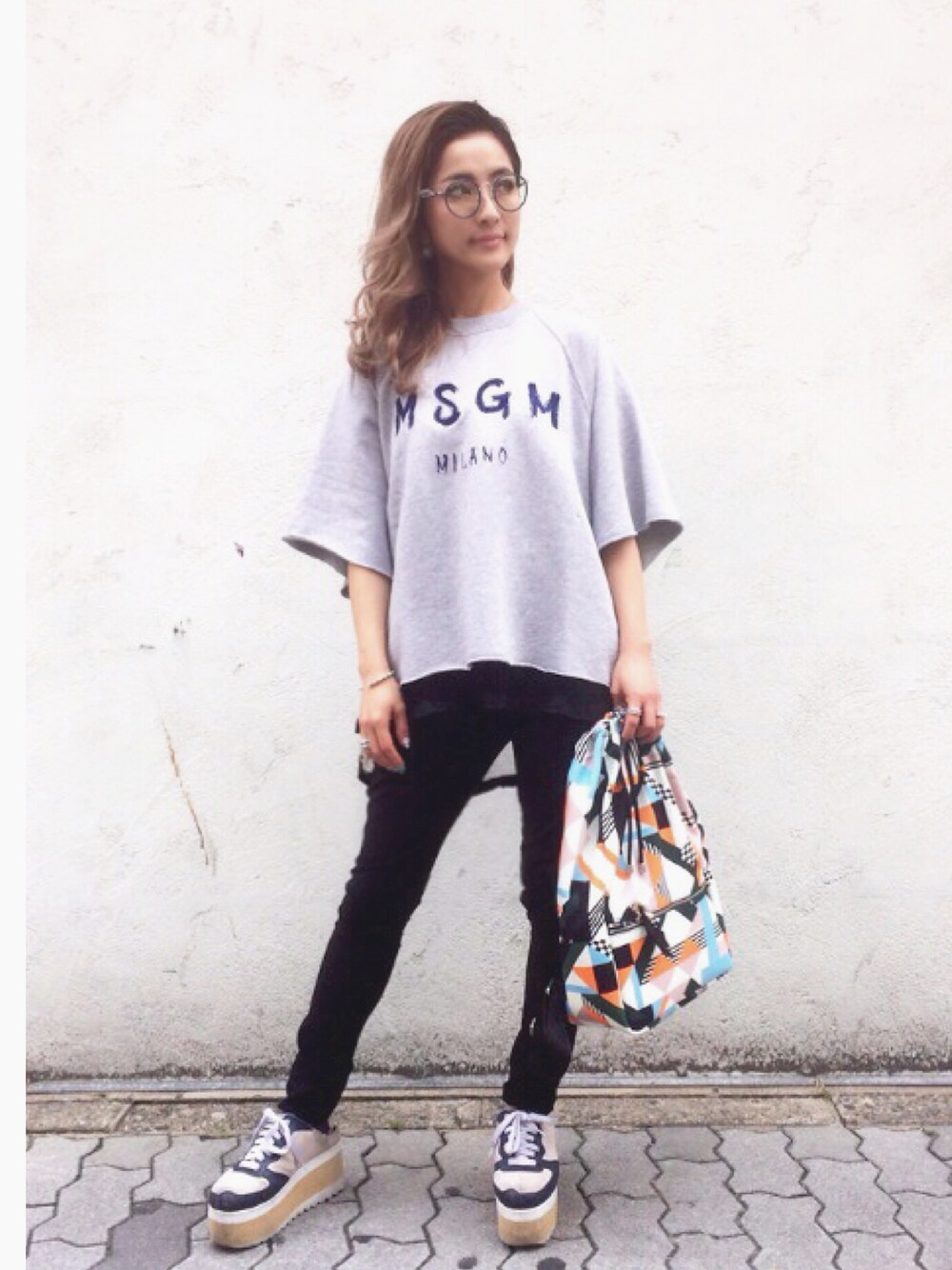 「スウェット、ラグランスリーブ、オーバーサイズ、LHP、スニーカー、眼鏡、ロゴT」｜「MSGMのアイテム（Tシャツ/カットソー、グレー系）」を使った、hanae maruiさん（レディース・155cm）の春コーディネートの1枚目の写真