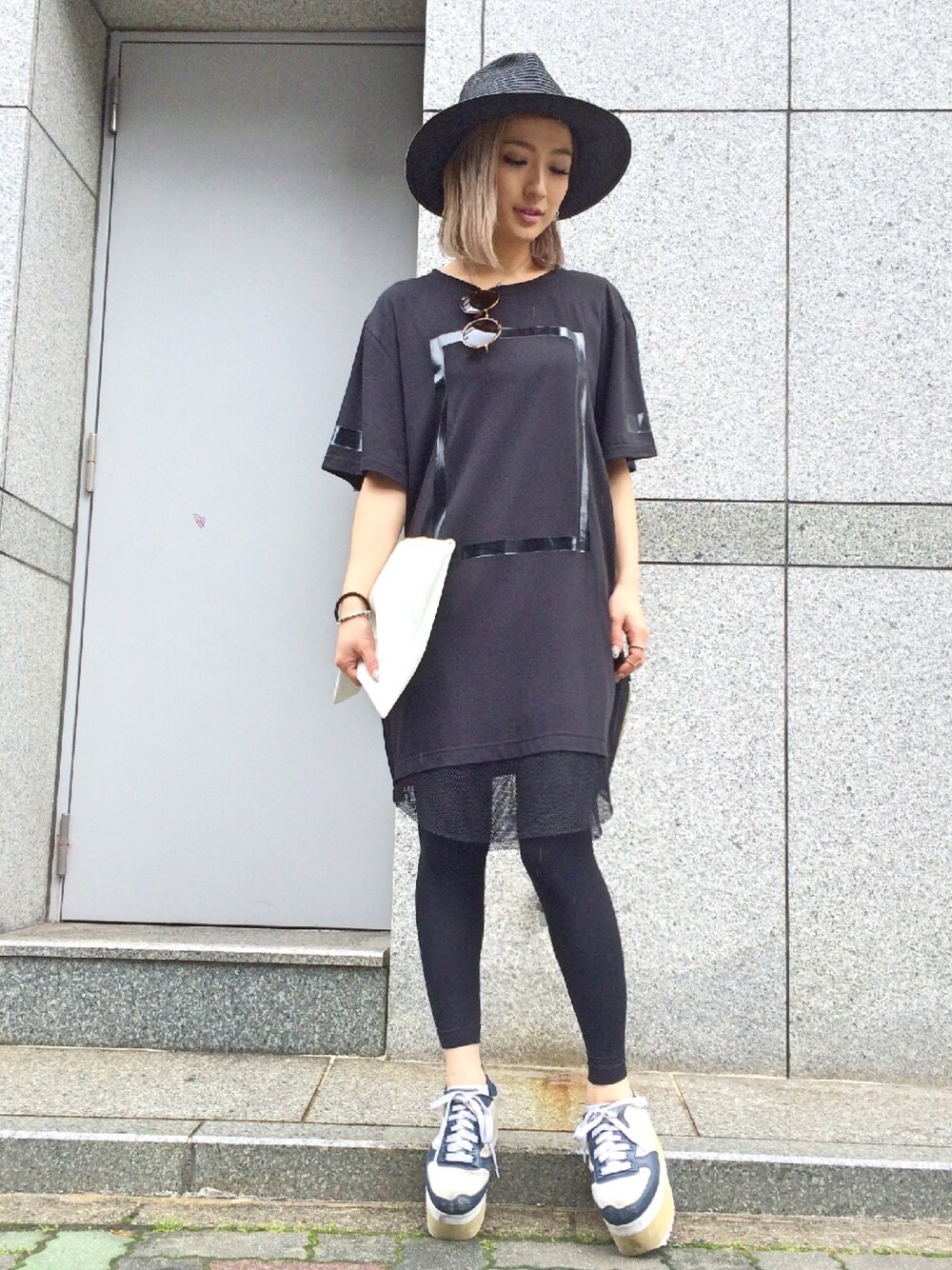「モノトーン、ハット、ゆるコーデ、楽チンコーデ、ラフ、ストリート、LHP、ブラックコーデ、オールブラック」｜「DANKE SCHONのLHP/エルエイチピー/DankeSchon/ダンケシェーン/Side Zip Mesh T-Shirts（Tシャツ/カットソー、ブラック系）」を使った、hanae maruiさん（レディース・155cm）の夏コーディネートの1枚目の写真