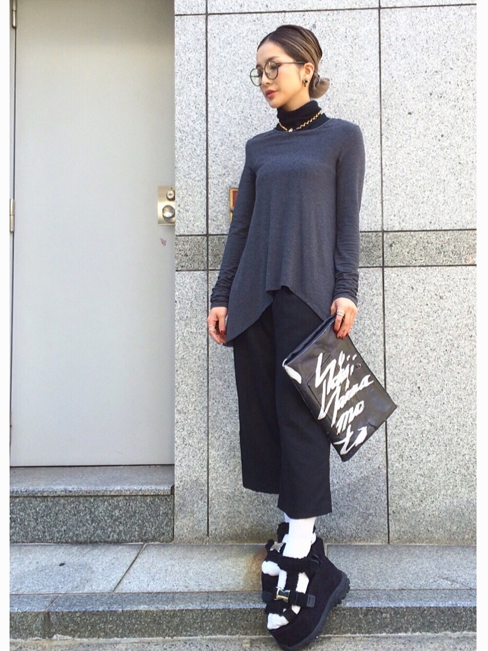 「パンツスタイル、秋服、ラクチンコーデ、ゴールドアクセ、black、秋、モノトーン、LHP、ワイドパンツ、タートルネック」｜「T BY ALEXANDER WANGのアイテム（Tシャツ/カットソー、グレー系）」を使った、hanae maruiさん（レディース・155cm）の秋コーディネートの1枚目の写真