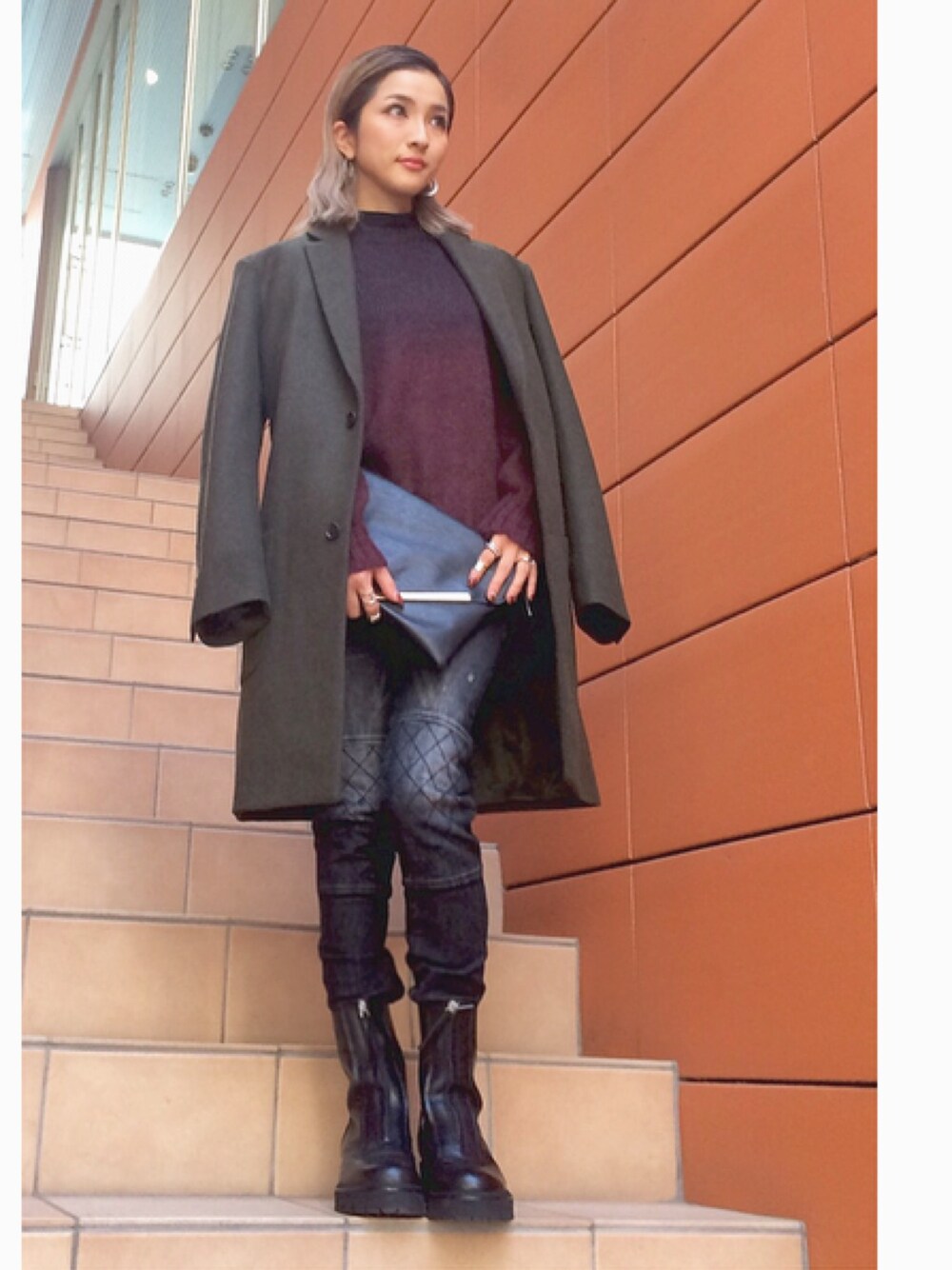 「秋、パンツスタイル、オトナカジュアル、デニムパンツ、ブーツ、チェスターコート、カーキ、ニット、LHP」｜「MARNIのアイテム（ニット/セーター、レッド系）」を使った、hanae maruiさん（レディース・155cm）の秋コーディネートの1枚目の写真