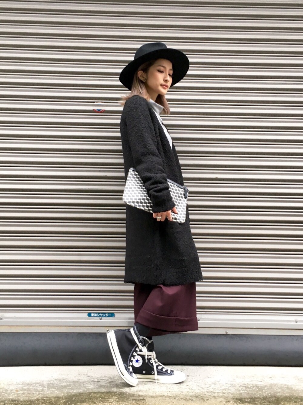 「コンバース、クラッチバッグ、LHP、ハット、タートルネック、休日スタイル、ワイドパンツ、ロングカーディガン、雨の日コーデ」｜「CONVERSEのアイテム（スニーカー、ブラック系）」を使った、hanae maruiさん（レディース・155cm）の秋コーディネートの1枚目の写真