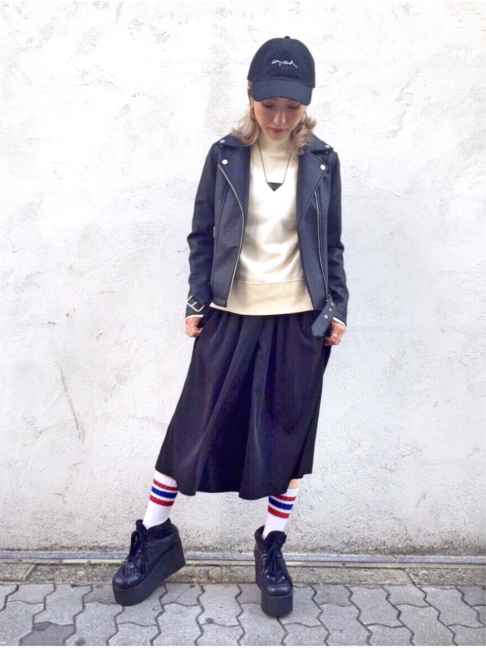 「outfit、パンツスタイル、秋冬コーデ、キャップ、ライダース、スニーカー、LHP、ラップパンツ、ガウチョパンツ」｜「KaneZのLHP/エルエイチピー/KaneZ/ケインズ/Larry Clark POLO CAP （キャップ、ブラック系）」を使った、hanae maruiさん（レディース・155cm）の秋コーディネートの1枚目の写真