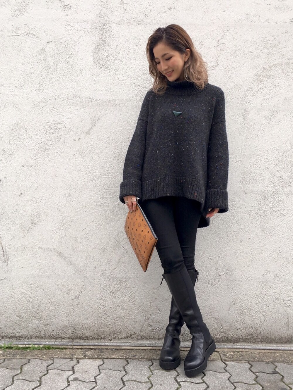 「パンツスタイル、冬コーデ、ロングブーツ、ハイネックニット、黒スキニー、LHP、ニット」｜「MCMのLHP/エルエイチピー/MCM/エムシーエム/Studs Clutch Bag（クラッチバッグ、ブラック系）」を使った、hanae maruiさん（レディース・155cm）の冬コーディネートの1枚目の写真