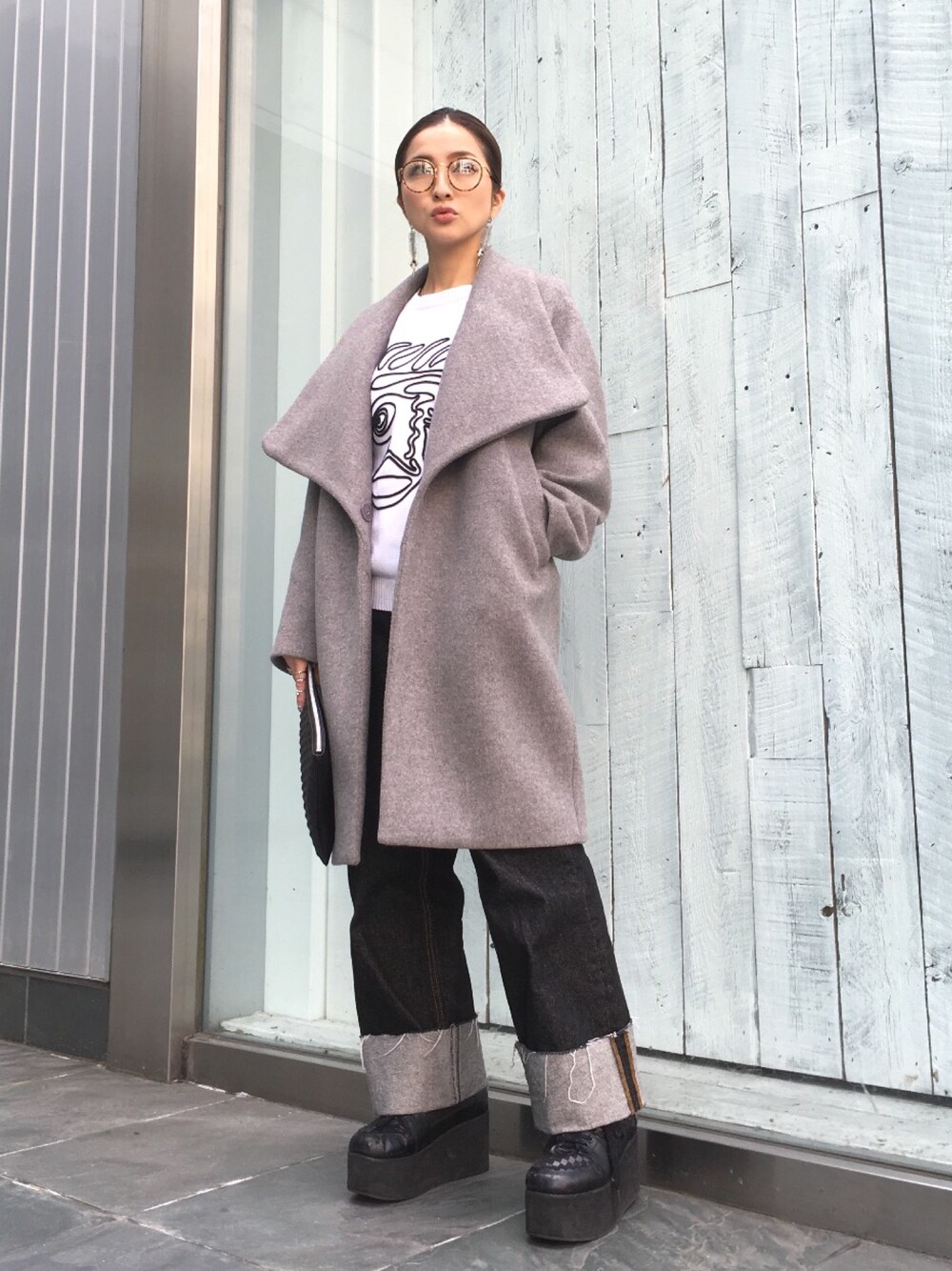 「冬、休日スタイル、パンツスタイル、白ニット、LHP、コクーンコート、ワイドデニム」｜「ENFOLDのアイテム（その他アウター、グレー系）」を使った、hanae maruiさん（レディース・155cm）の冬コーディネートの1枚目の写真
