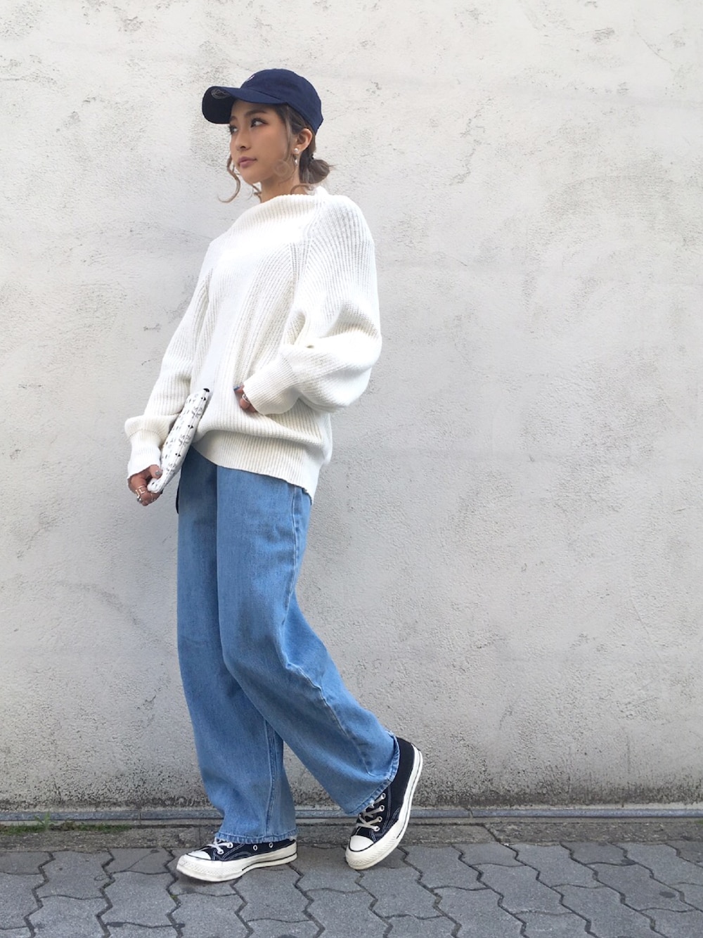「パンツスタイル、デニム、ワイドデニム、春ニット、白ニット、コンバース、CAP、LHP、chica」｜「MM6 Maison Margielaのアイテム（デニムパンツ、ブルー系）」を使った、hanae maruiさん（レディース・155cm）の冬コーディネートの1枚目の写真