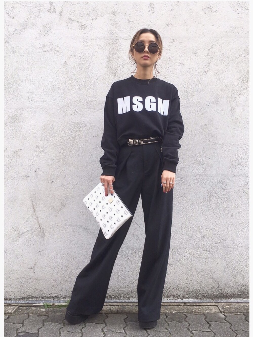 「ロゴスウェット、MSGM、ブラックコーデ、ワイドパンツ、丸サングラス、クラッチバッグ、ハイウエスト」｜「MSGMのアイテム（スウェット、ブラック系）」を使った、hanae maruiさん（レディース・155cm）の冬コーディネートの1枚目の写真