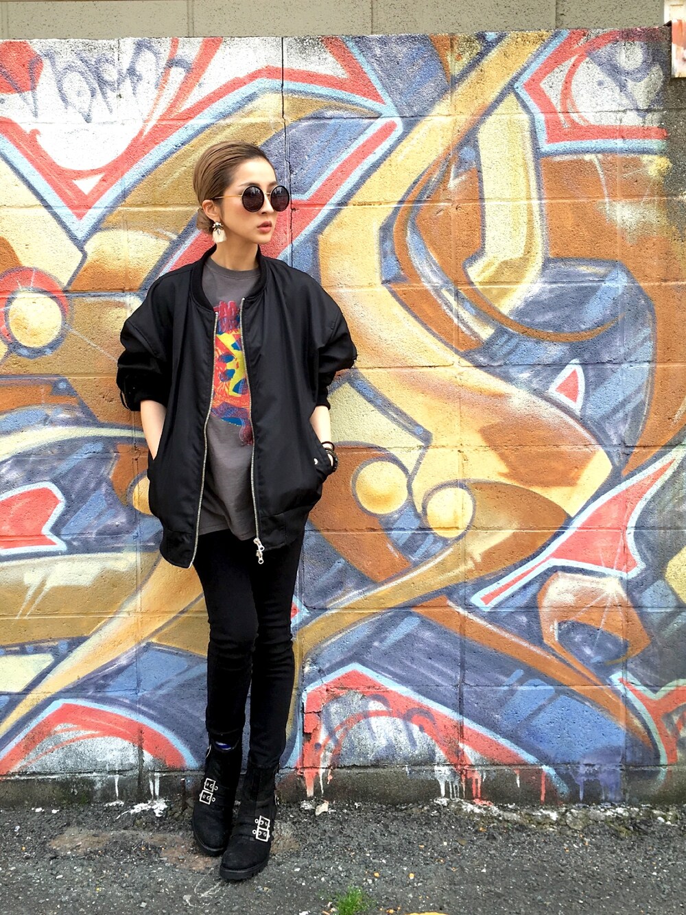 「ブラック、ブラックミーンズ、ブラックコーデ、MA1、サングラス、黒、LHP」｜「blackmeansのアイテム（Tシャツ/カットソー、グレー系）」を使った、hanae maruiさん（レディース・155cm）の春コーディネートの1枚目の写真