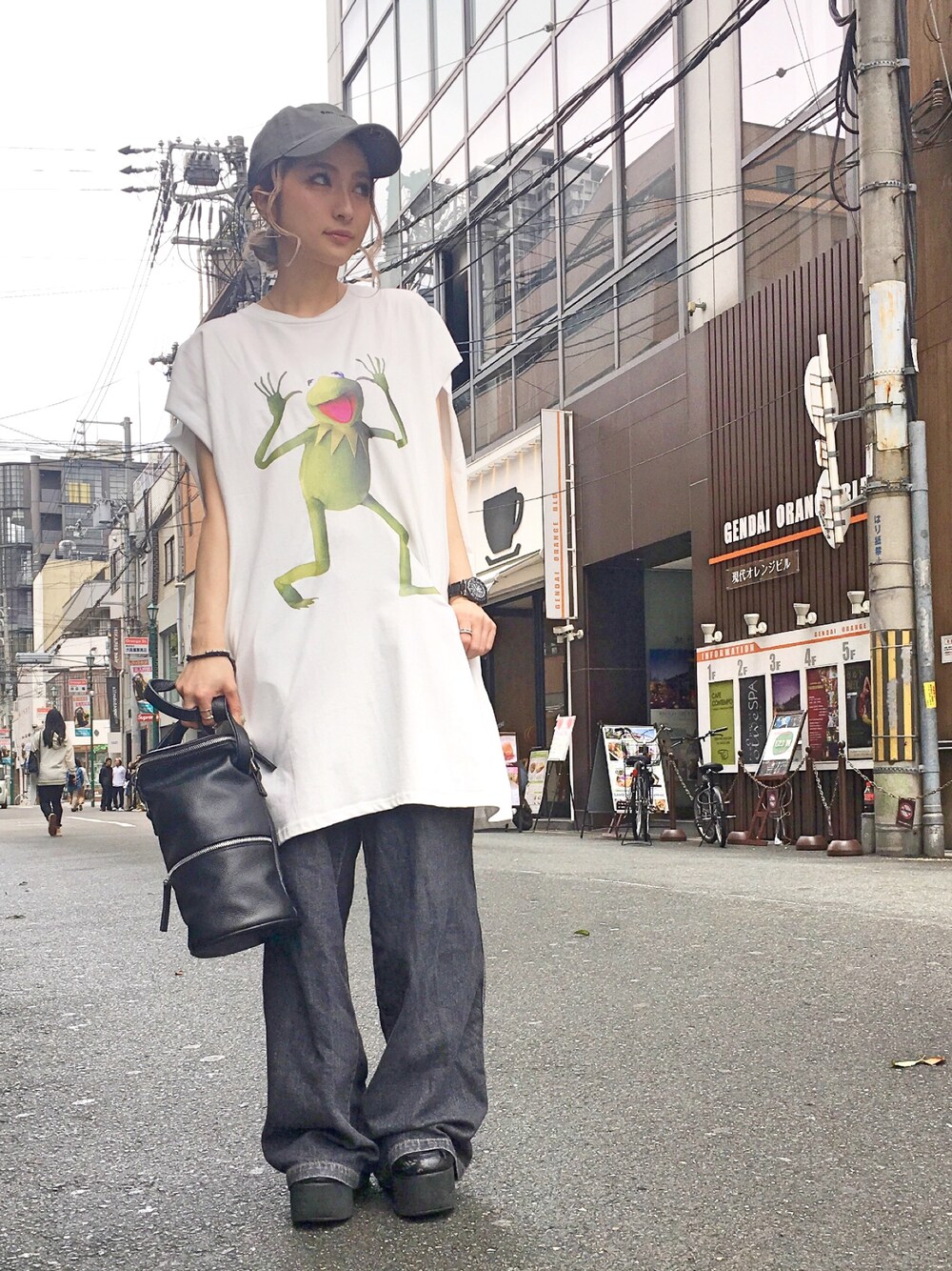 「キャップ、LHP、休日スタイル、ラフ、春、ノースリーブ、ラクチンコーデ、little sunny bite、outfit、ワイドデニム」｜「KaneZのLHP/エルエイチピー/KaneZ/ケインズ/EASYEASY POLO CAP（キャップ、グリーン系）」を使った、hanae maruiさん（レディース・155cm）の春コーディネートの1枚目の写真