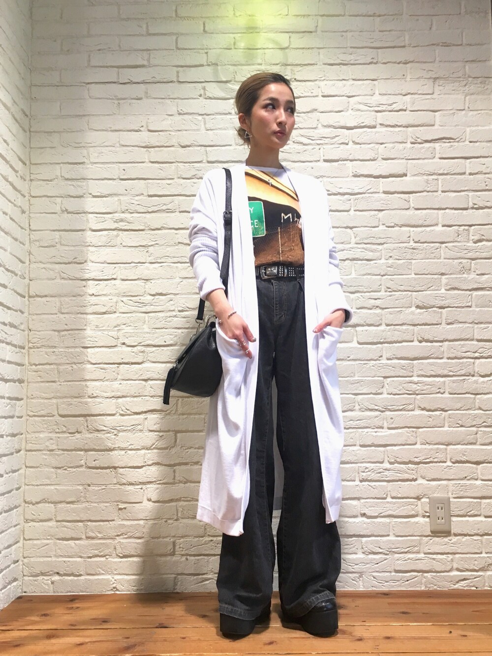 「オトナカジュアル、はるコーデ、デニム、fashion、スニーカー、white、ootd、雨の日コーデ、ロングカーディガン、ワイドデニム」｜「ChicaのLHP/エルエイチピー/chica/チカ/Long Cardigan（カーディガン/ボレロ、ホワイト系）」を使った、hanae maruiさん（レディース・155cm）の春コーディネートの1枚目の写真