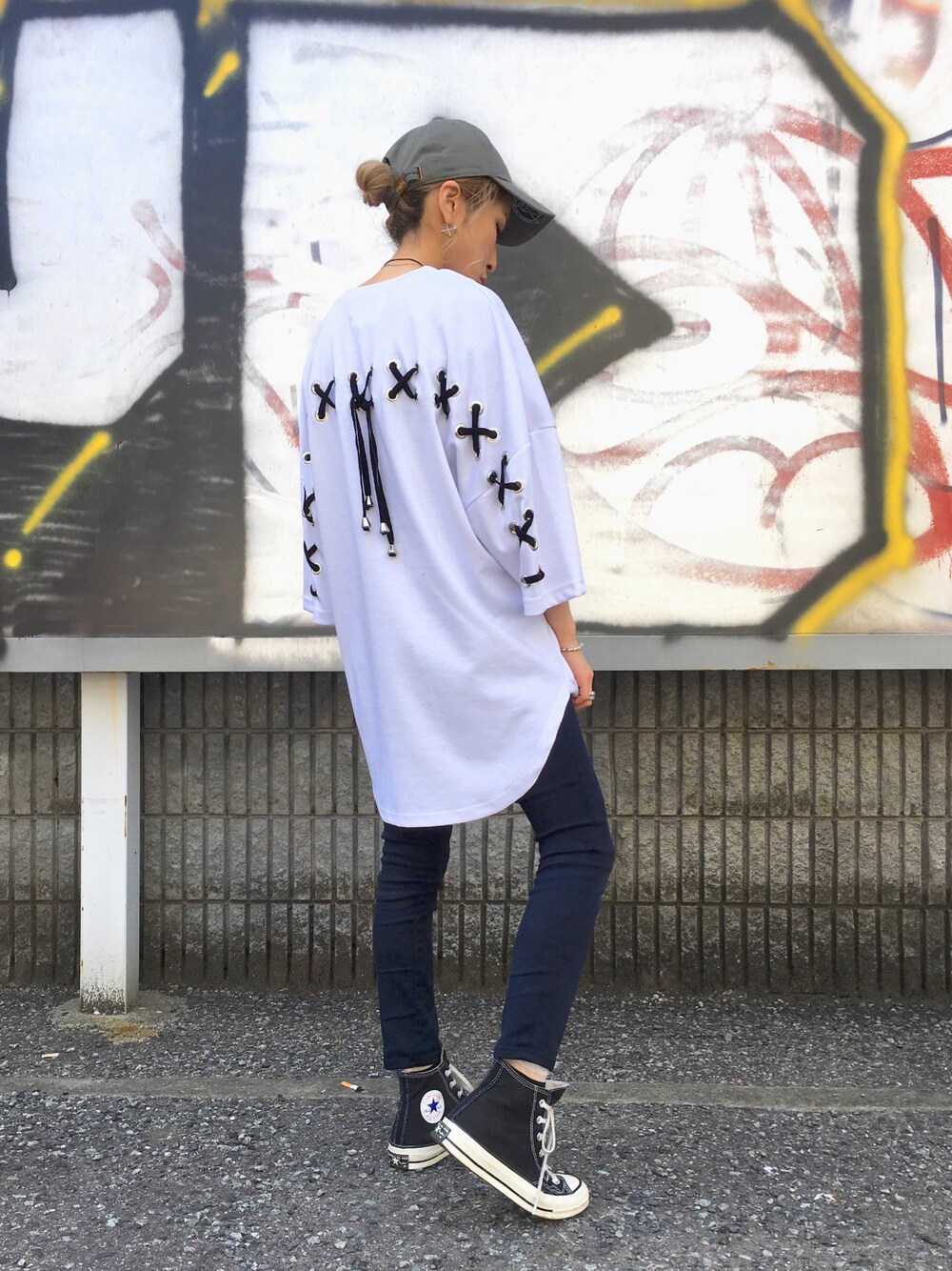 「コンバース、LHP、レースアップ、fashion、ビックシルエット、ootd、スキニーデニム、ゆるコーデ、おだんごヘアー、chica」｜「CONVERSEのアイテム（スニーカー、ブラック系）」を使った、hanae maruiさん（レディース・155cm）の春コーディネートの1枚目の写真
