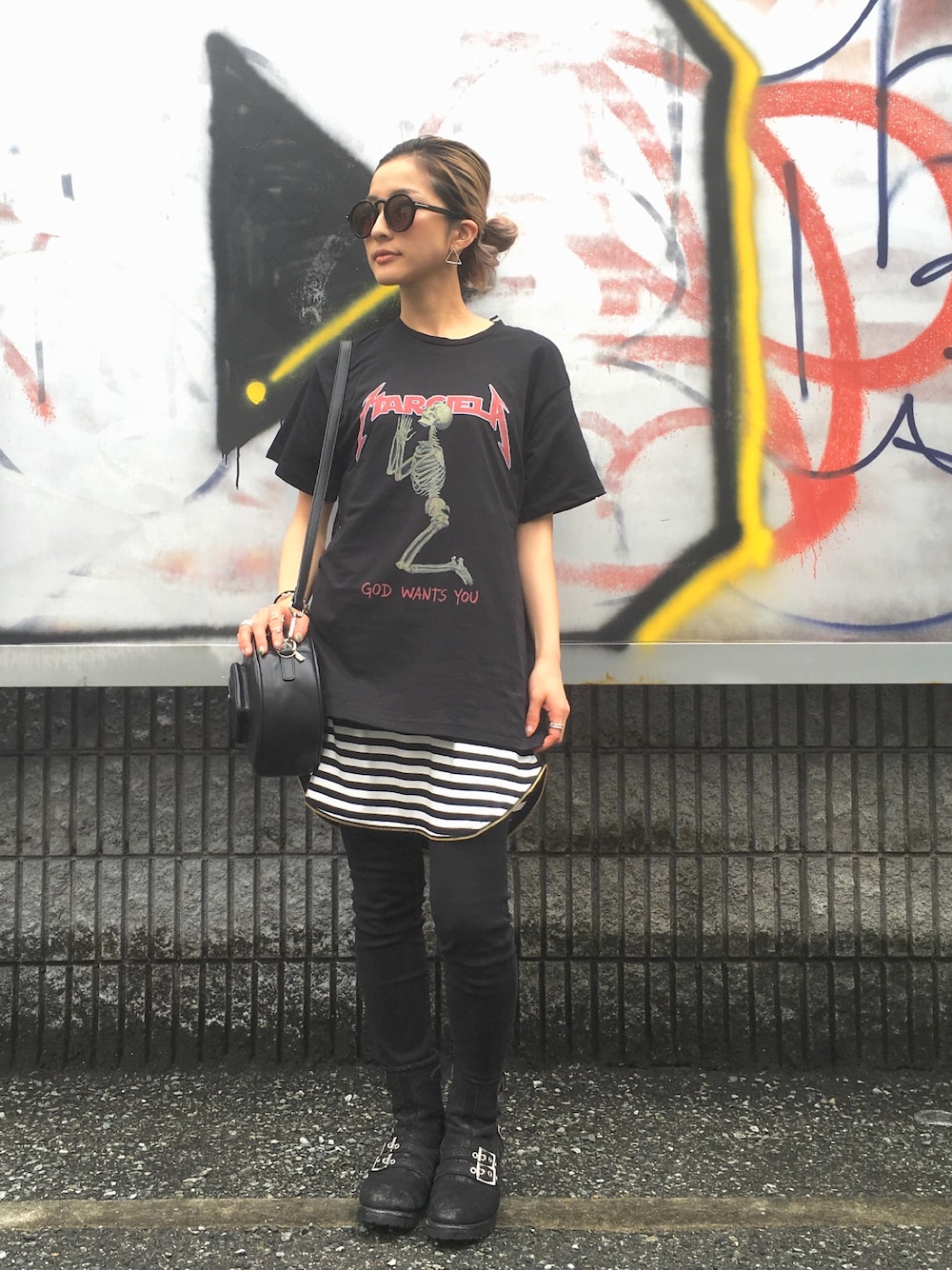 「outfit、メンズライク、バンT、レイヤードスタイル、LHP、スキニー、雨の日コーデ、黒Tシャツ」｜「disegnyのアイテム（Tシャツ/カットソー、ブラック系）」を使った、hanae maruiさん（レディース・155cm）の春コーディネートの1枚目の写真
