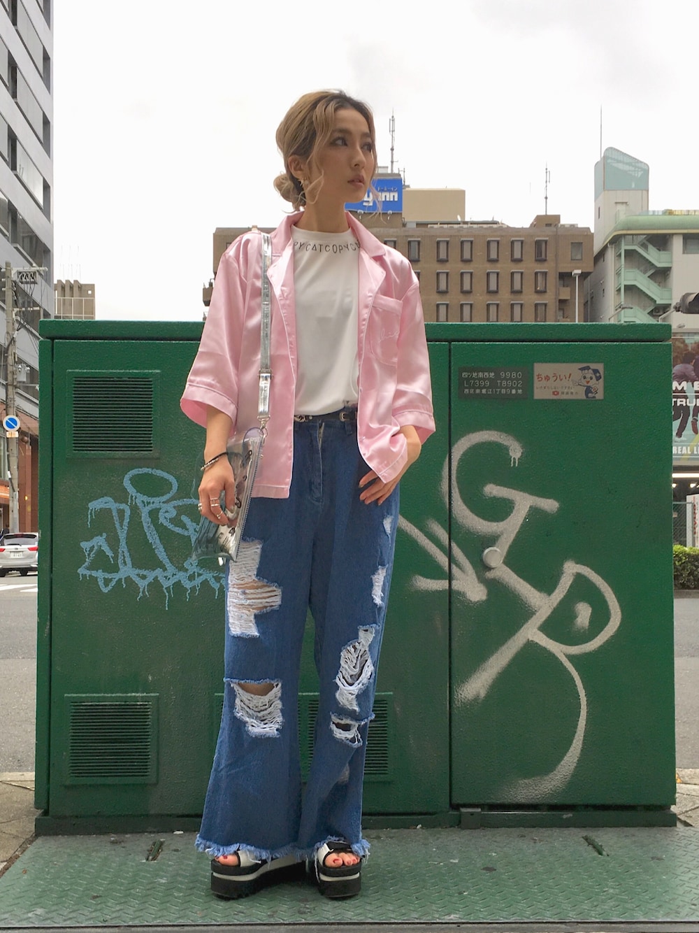 「ピンク、LHP、パンツスタイル、ダメージデニムパンツ、ゆるコーデ、パジャマシャツ、サテン、ワイドデニム、chica」｜「catcopyのアイテム（Tシャツ/カットソー、ホワイト系）」を使った、hanae maruiさん（レディース・155cm）の春コーディネートの1枚目の写真