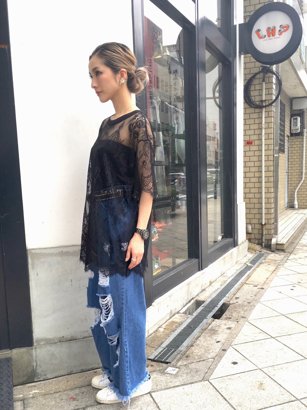 「ootd、レース、デニム、ワイドデニム、ダメージデニムパンツ、レーストップス、LHP、LHPWOMENS、chica、ビックシルエット」｜「ChicaのChica/チカ/Lace T-Shirts（Tシャツ/カットソー、ブラック系）」を使った、hanae maruiさん（レディース・155cm）の春コーディネートの1枚目の写真