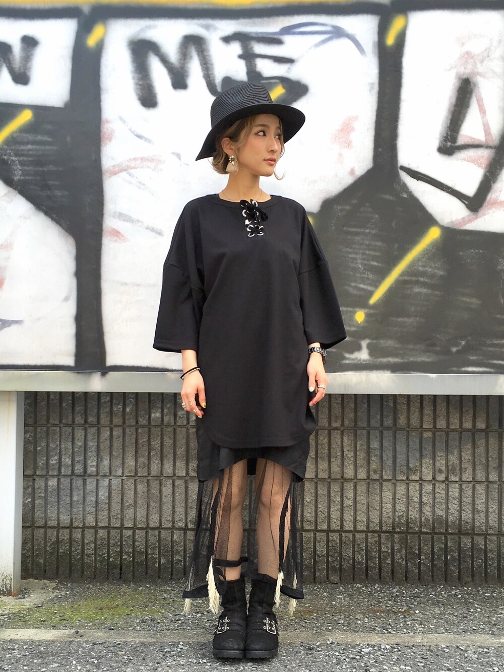 「ブーツ、シンプル、ブラック、夏、LHP、ハット、レイヤードスタイル、ビックシルエット、ラクチンコーデ、chica」｜「TOGAのアイテム（ワンピース、ブラック系）」を使った、hanae maruiさん（レディース・155cm）の春コーディネートの1枚目の写真