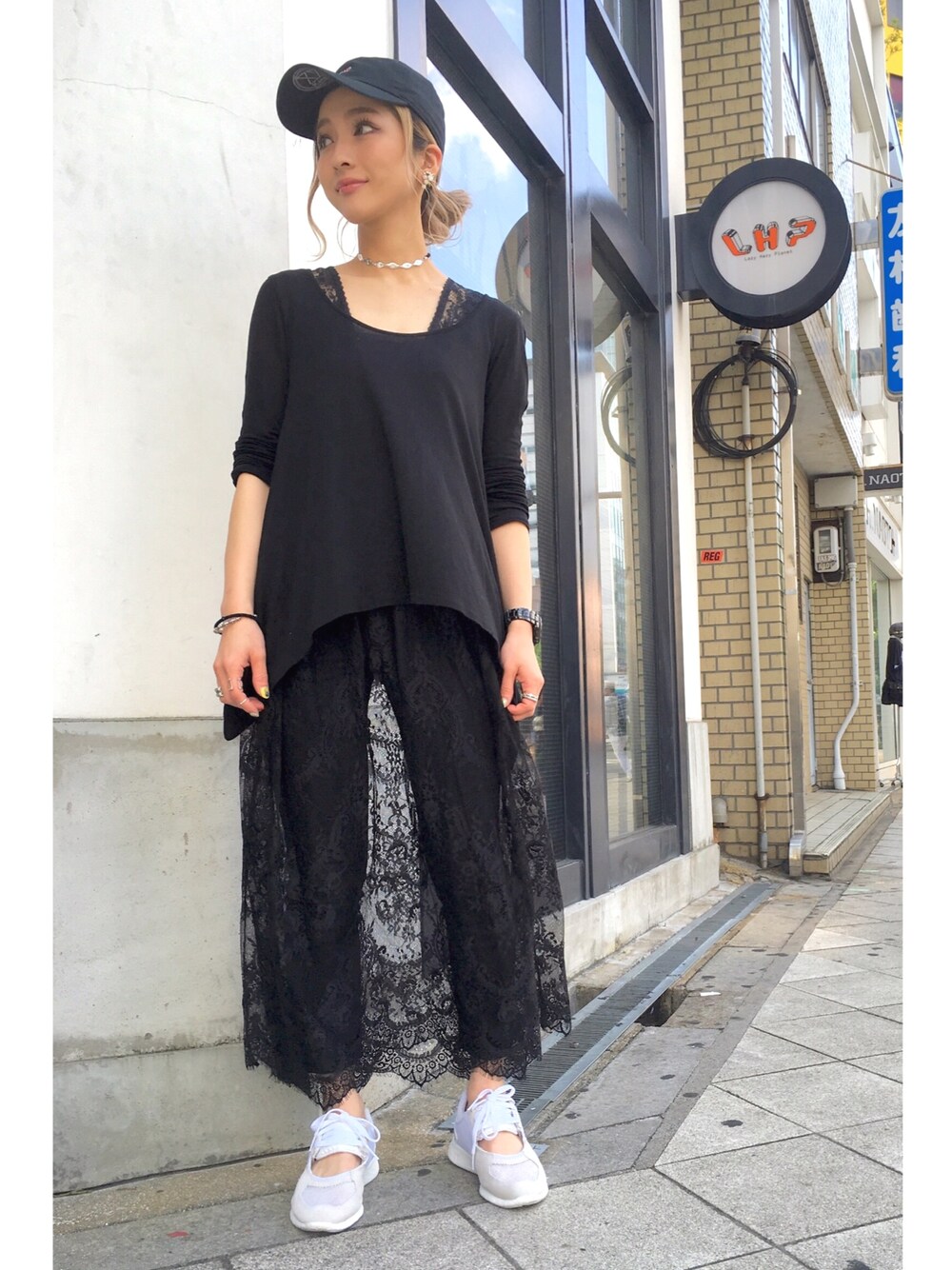 「スニーカー、黒、レース、レイヤードスタイル、ブラック、LHP、chica、キャップ」｜「ChicaのChica/チカ/LaceOnpiece（ワンピース、ブラック系）」を使った、hanae maruiさん（レディース・155cm）の春コーディネートの1枚目の写真