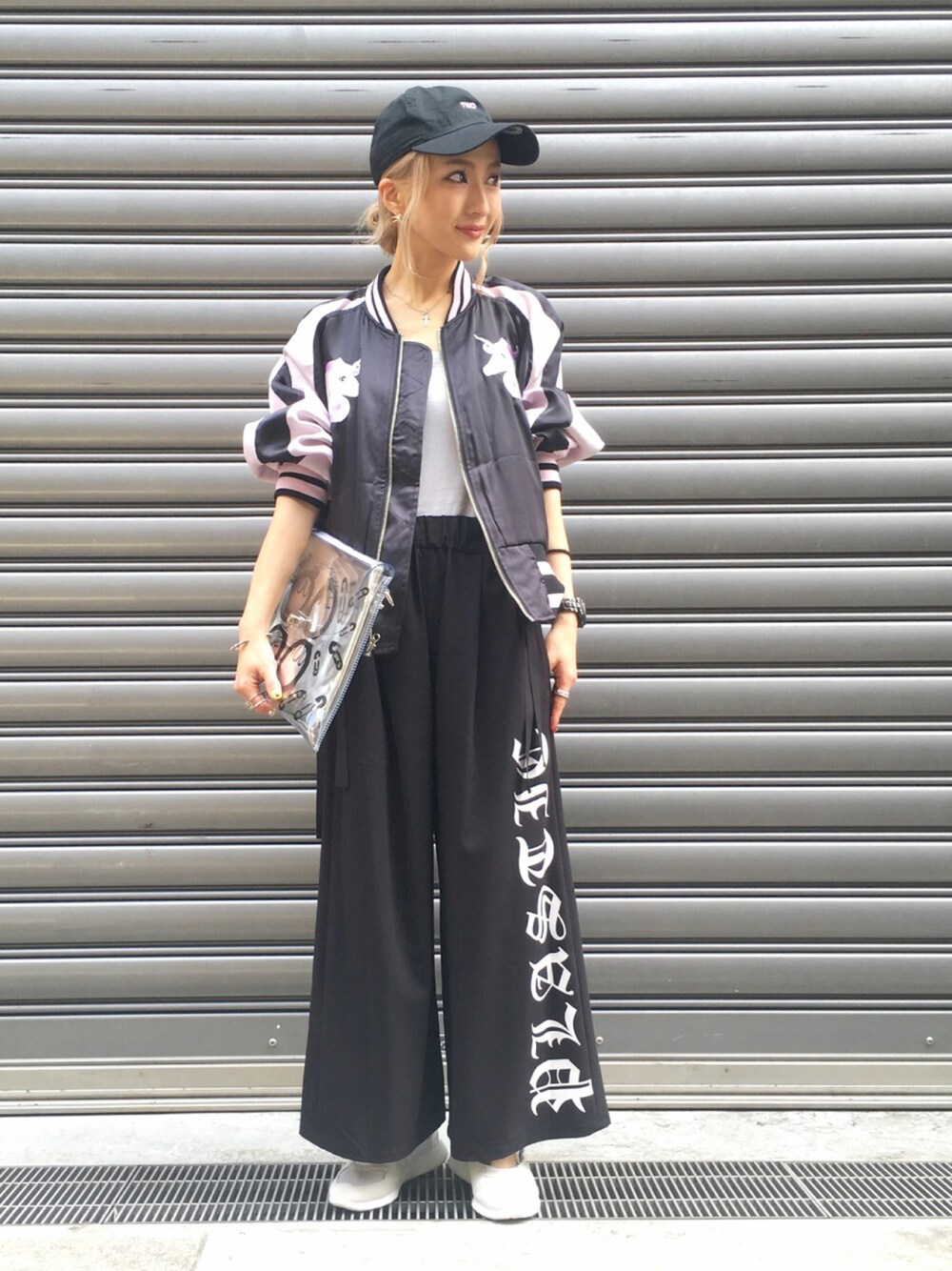 「スカジャン、CAP、ストリート、LHP、スニーカーコーデ、ワイドパンツ、LHPWOMENS、chica」｜「PLASTIC TOKYOのPLASTIC TOKYO/プラスティックトーキョー/別注　Print Pants（その他パンツ、ブラック系）」を使った、hanae maruiさん（レディース・155cm）の春コーディネートの1枚目の写真