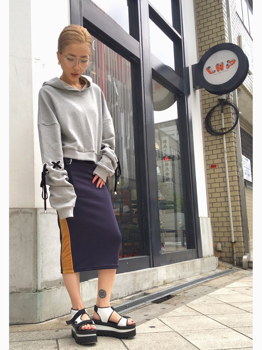 「スウェット、タイトスカート、サングラス、LHP、レースアップ、ootd、ラインスカート、LHPWOMENS、chica」｜「L.H.Pのアイテム（サングラス、シルバー系）」を使った、hanae maruiさん（レディース・155cm）の春コーディネートの1枚目の写真