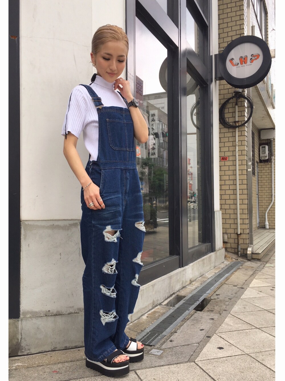 「デニム、オーバーオール、LHP、タートルネック、大人カジュアル、休日スタイル、ダメージデニムパンツ、LHPWOMENS」｜「Chicaのchica/チカ/Rib Knit S/S（Tシャツ/カットソー、ホワイト系）」を使った、hanae maruiさん（レディース・155cm）の春コーディネートの1枚目の写真