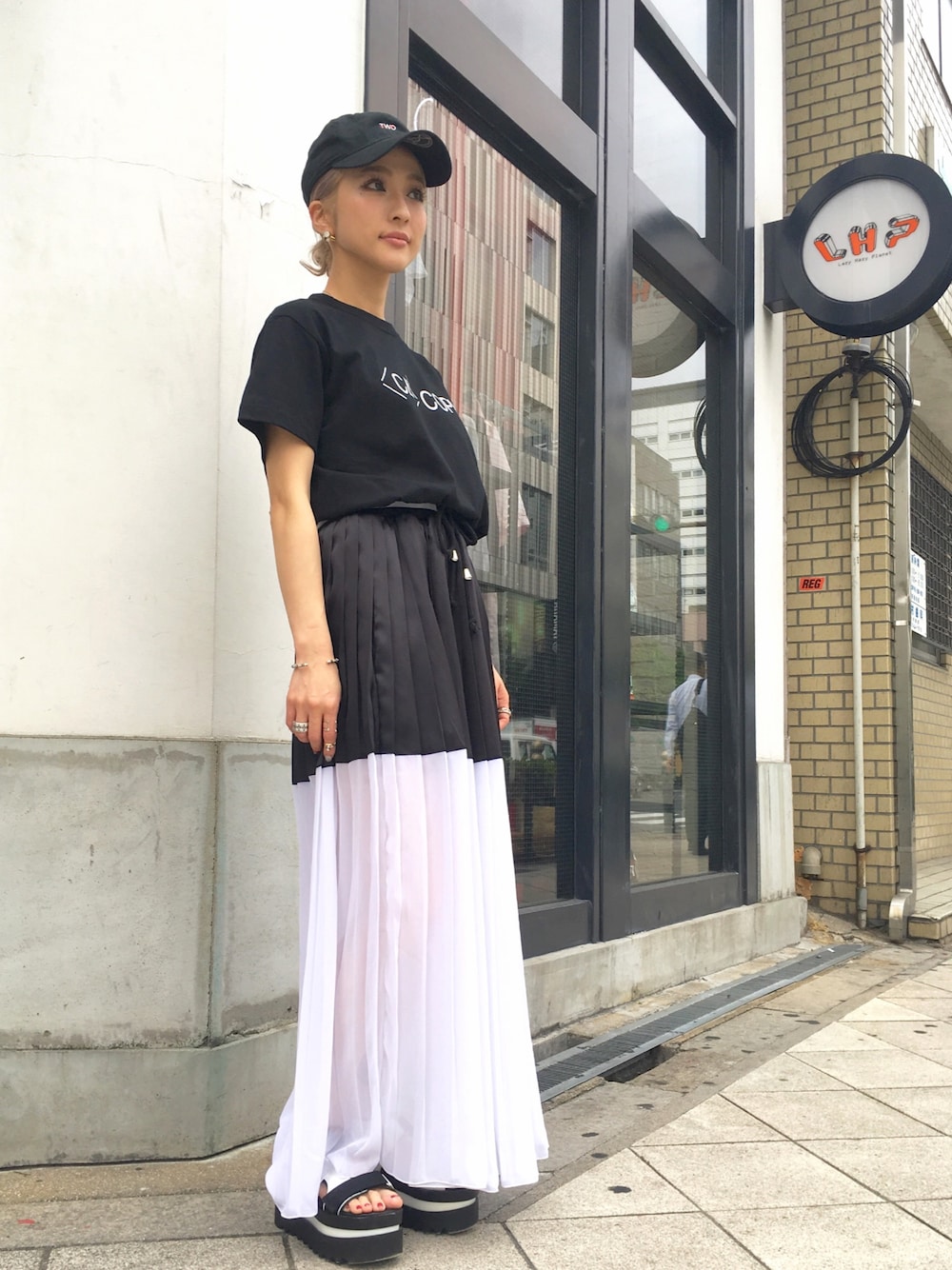 「キャップ、黒、LHP、シフォン、サンダル、プリーツスカート、LHPWOMENS」｜「catcopyのアイテム（シャツ/ブラウス、ブラック系）」を使った、hanae maruiさん（レディース・155cm）の春コーディネートの1枚目の写真