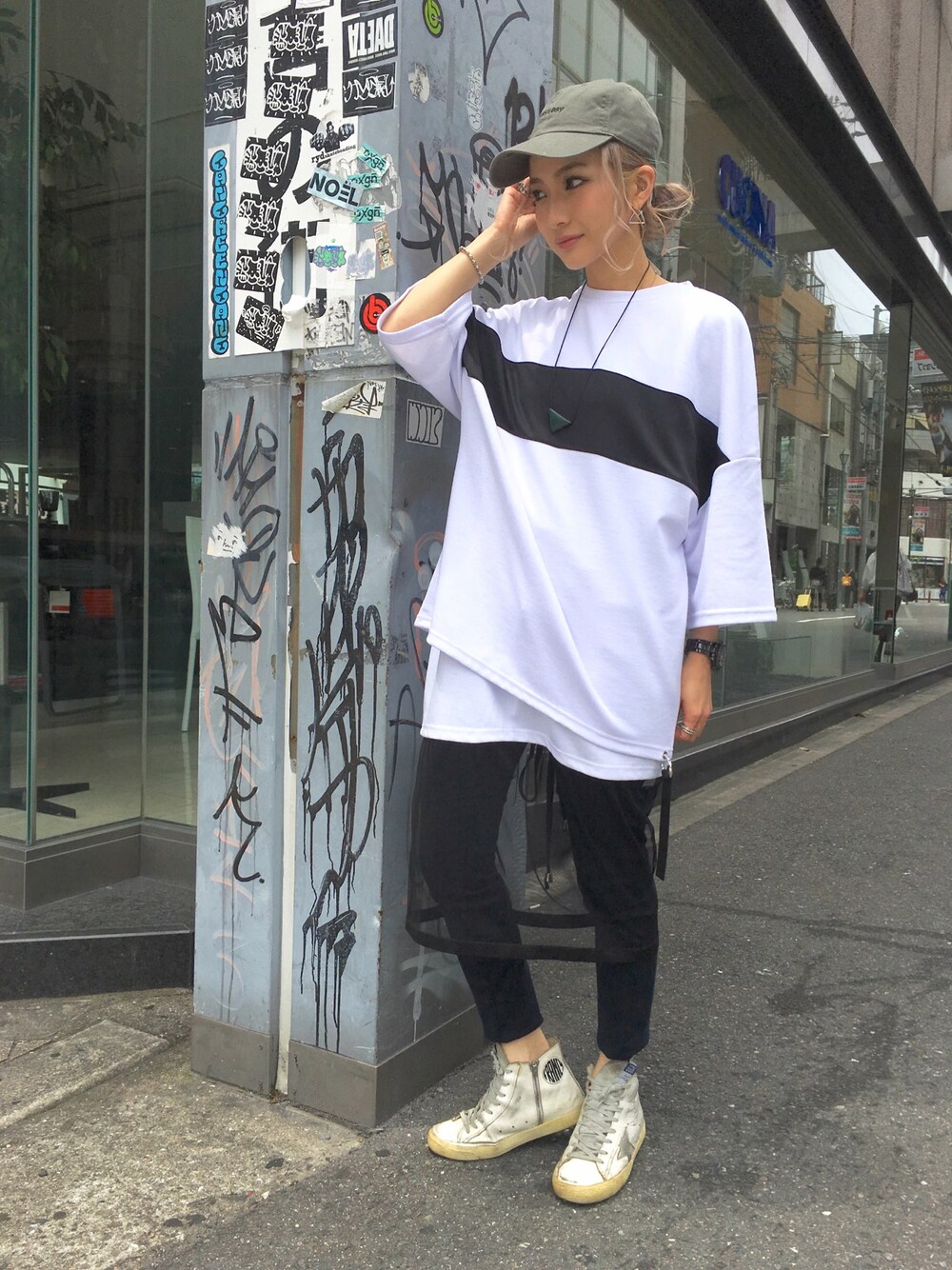 「chica、LHP、LHPWOMENS、LHP大阪、ビックシルエット、メッシュ、レイヤードスタイル、スニーカー、Tシャツ、夏コーデ」｜「KaneZのLHP/エルエイチピー/KaneZ/ケインズ/EASYEASY POLO CAP（キャップ、グリーン系）」を使った、hanae maruiさん（レディース・155cm）の夏コーディネートの1枚目の写真