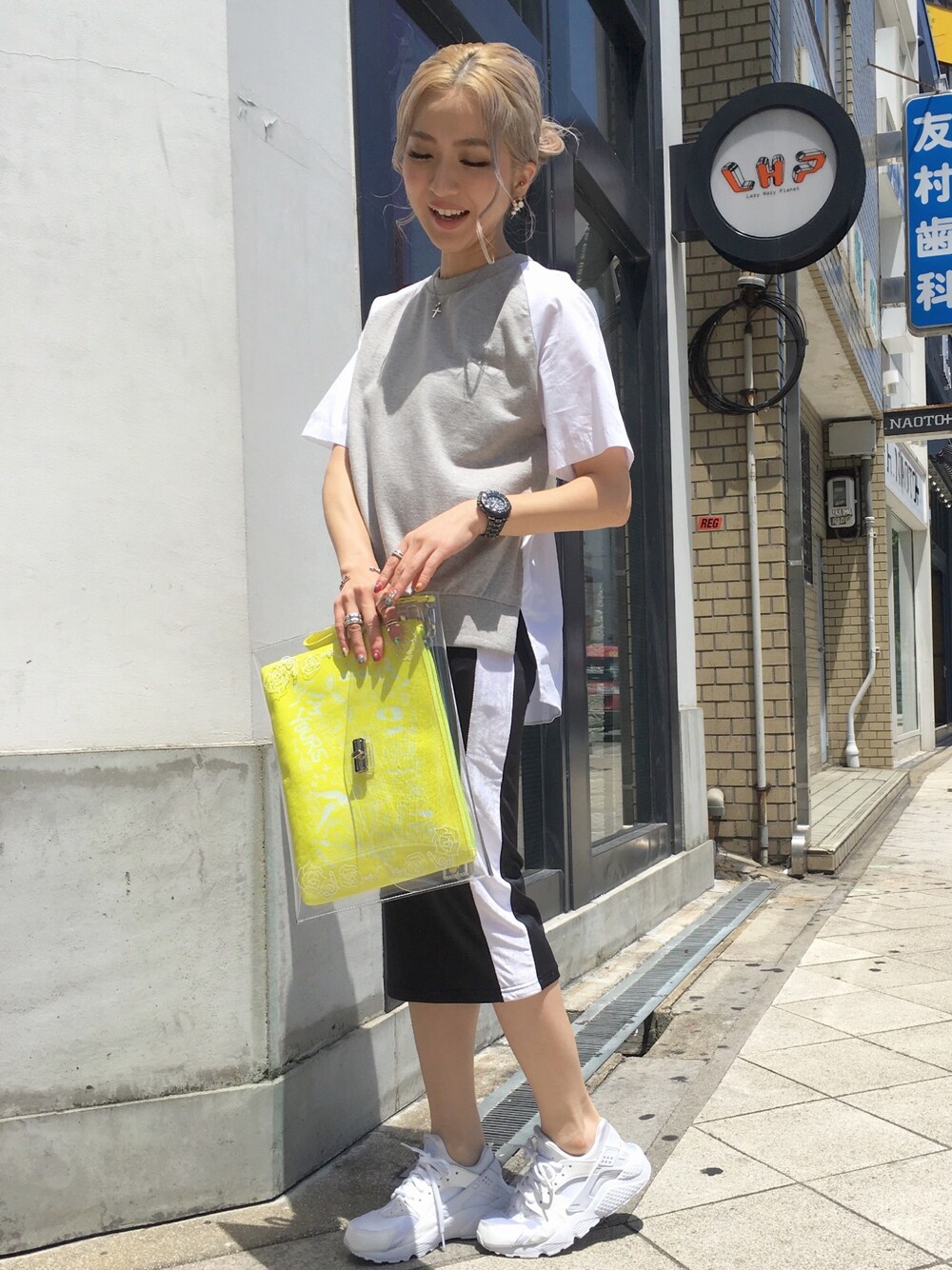 「夏、シンプル、ラインスカート、LHP、LHPWOMENS、chica、スポーツミックス、タイトスカート」｜「L.H.PのChocomoo×JOSI/チョコムー×ジョシ/Multi ClutchBag（クラッチバッグ、ブラック系）」を使った、hanae maruiさん（レディース・155cm）の夏コーディネートの1枚目の写真