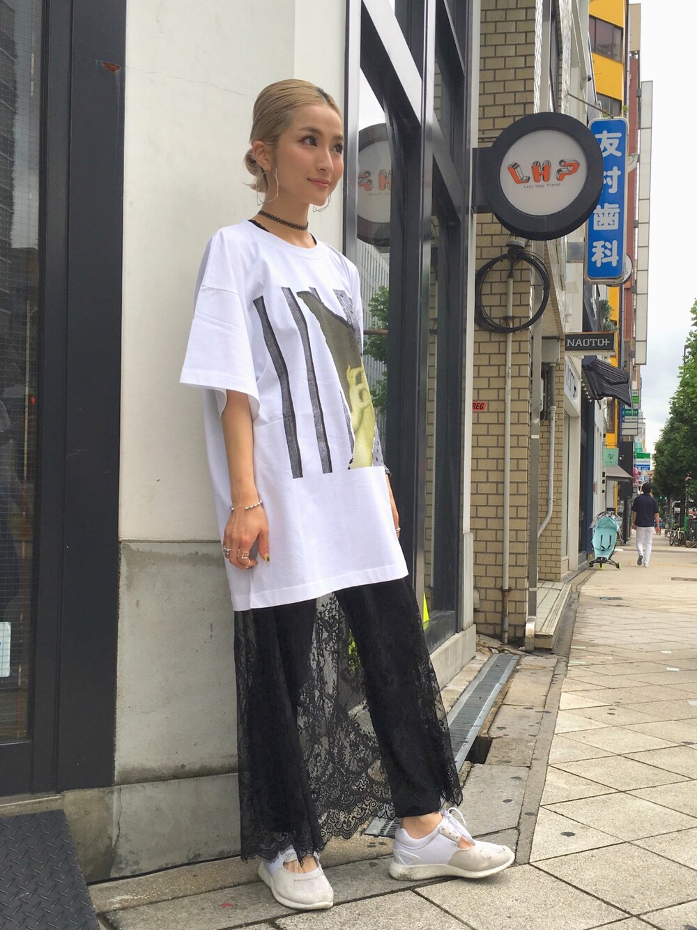 「MM6、ビッグシルエット、レイヤードスタイル、レース、chica、LHP、Tシャツ、夏コーデ、スニーカー」｜「MM6 Maison Margielaのアイテム（Tシャツ/カットソー、ホワイト系）」を使った、hanae maruiさん（レディース・155cm）の夏コーディネートの1枚目の写真