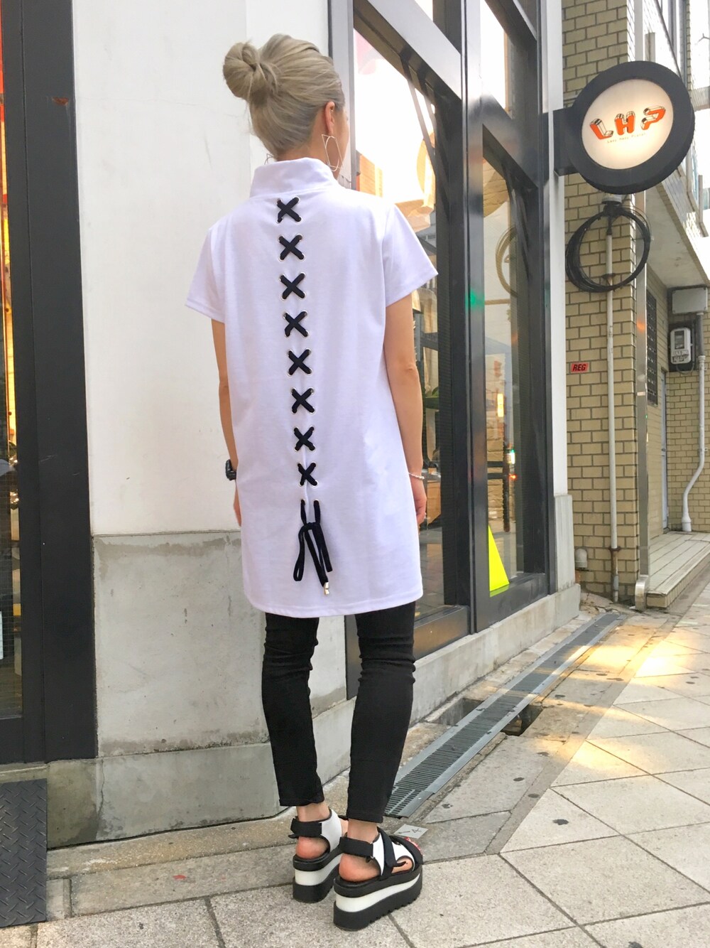 「summer、夏、ホワイト、モノトーン、chica、LHPWOMENS、LHP、ワンピース、ハイネック」｜「ChicaのChica/チカ/Lace-up Logo Onpiece（ワンピース、ホワイト系）」を使った、hanae maruiさん（レディース・155cm）の夏コーディネートの1枚目の写真