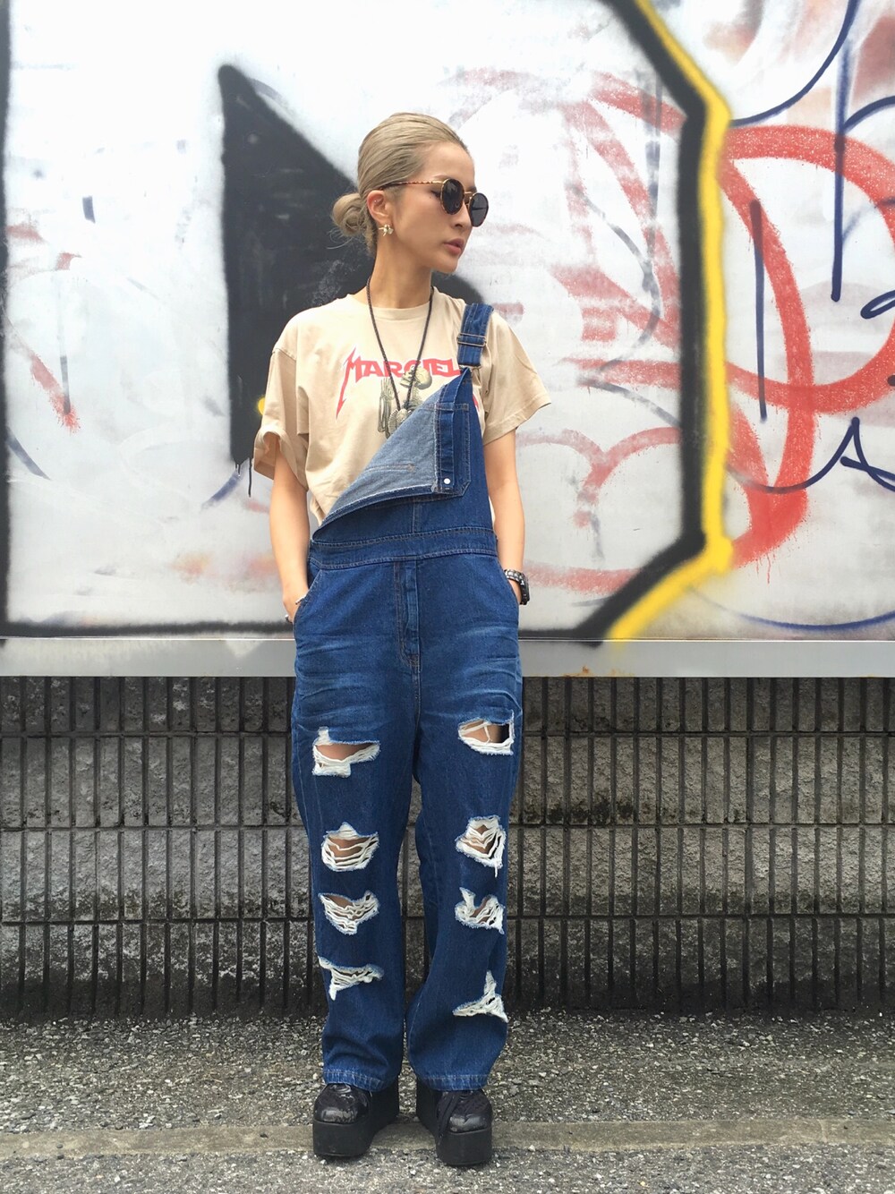 「夏コーデ、休日スタイル、ベージュ、オーバーオール、ダメージデニムパンツ、LHPWOMENS、LHP、サングラス、バンT」｜「ChicaのChica/チカ/Denim Overall（デニムパンツ、ブルー系）」を使った、hanae maruiさん（レディース・155cm）の夏コーディネートの1枚目の写真
