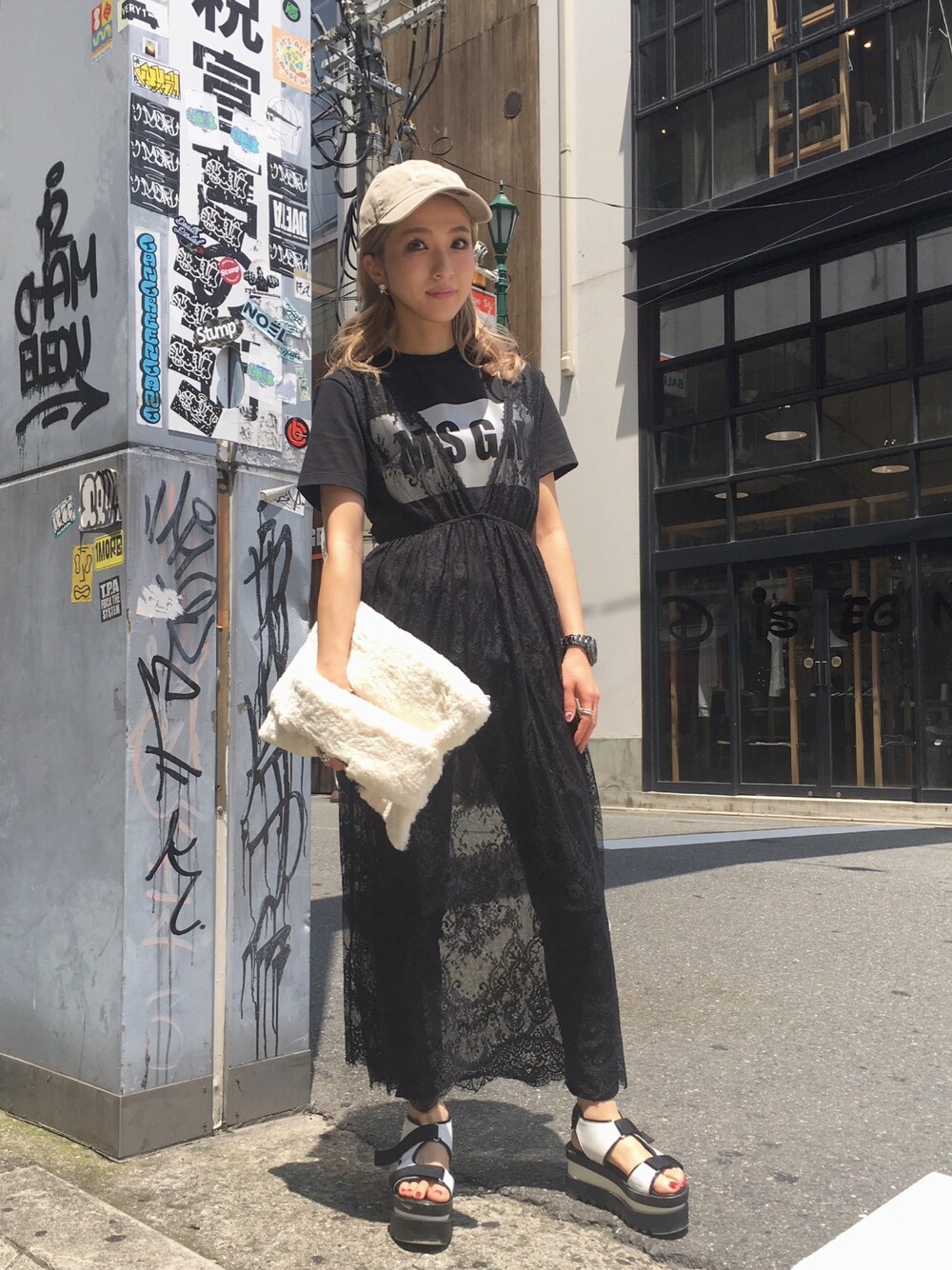 「ラクチンコーデ、レース、レースワンピース、レイヤードスタイル、ブラック、スキニーデニム、サンダル、キャップ、LHPWOMENS、LHP」｜「MSGMのアイテム（Tシャツ/カットソー、ブラック系）」を使った、hanae maruiさん（レディース・155cm）の夏コーディネートの1枚目の写真