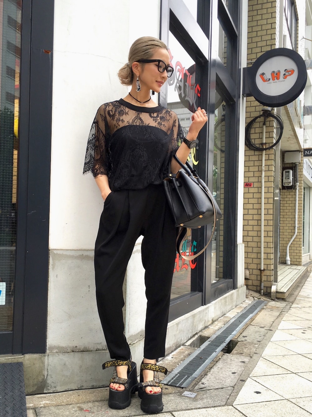 「夏、シンプル、Tシャツ、大人カジュアル、レース、スラックス、めがね、セリーヌ、LHP、LHPWOMENS」｜「ChicaのChica/チカ/Lace T-Shirts（Tシャツ/カットソー、ブラック系）」を使った、hanae maruiさん（レディース・155cm）の夏コーディネートの1枚目の写真