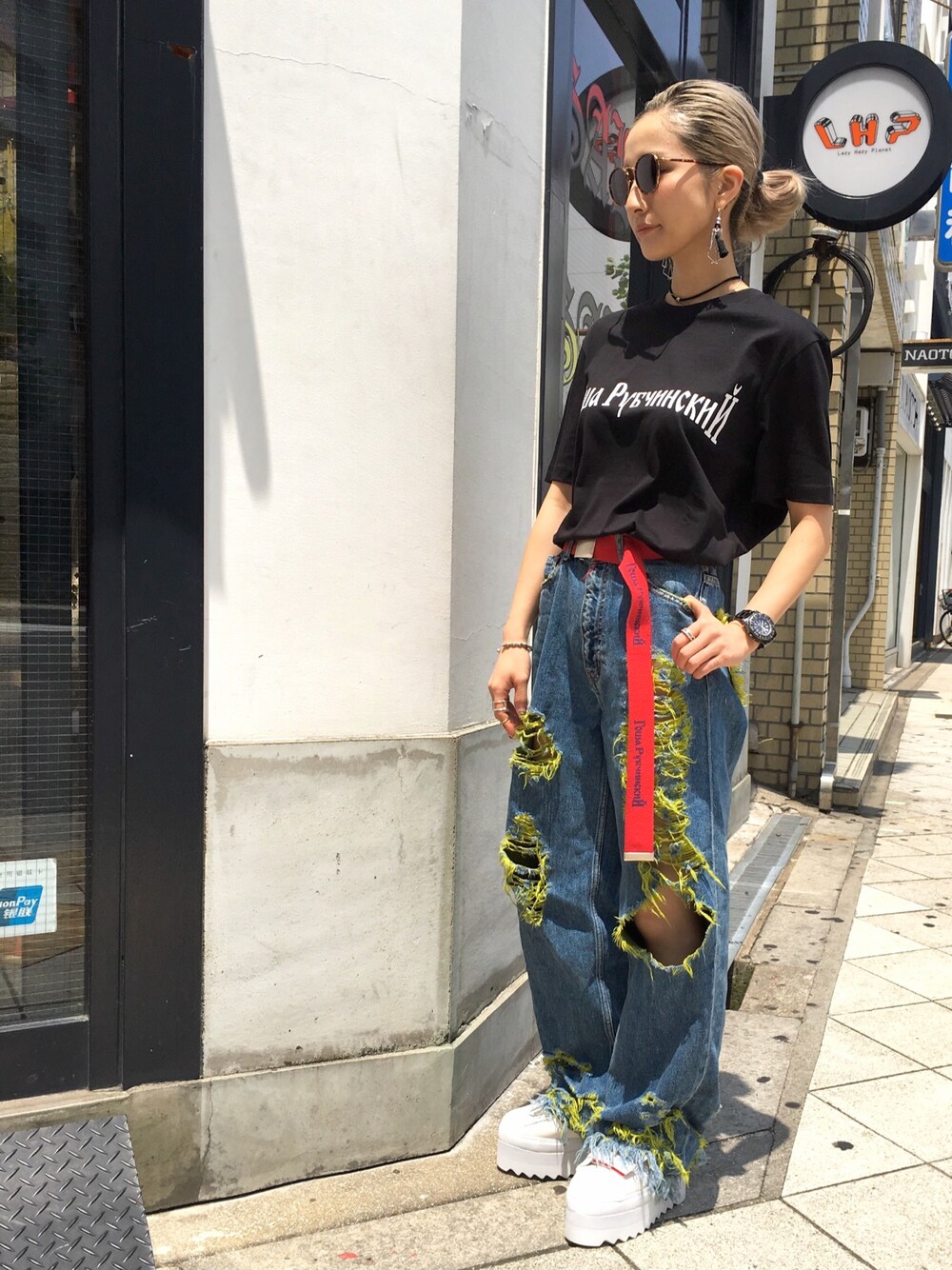 「夏、ootd、デニムパンツ、ダメージデニムパンツ、サングラス、ゴーシャラブチンスキー、LHP、LHP大阪、LHPWOMENS」｜「A.D.S.R.のLHP/エルエイチピー/ADSR/エーディーエスアール/EVANS（サングラス、ブラウン系）」を使った、hanae maruiさん（レディース・155cm）の夏コーディネートの1枚目の写真