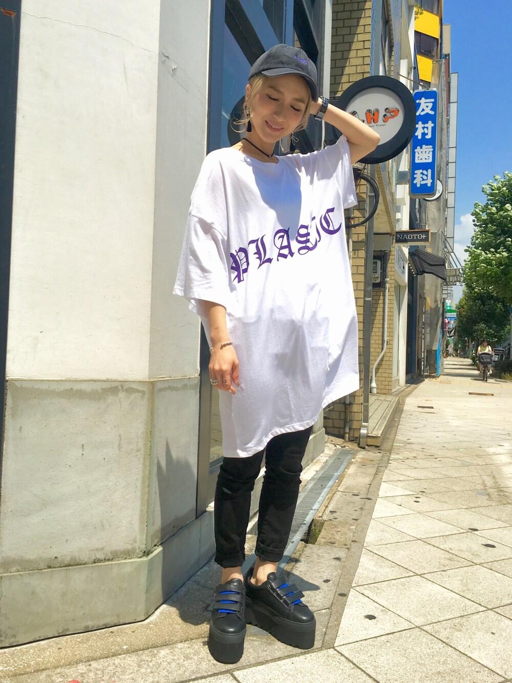 「夏コーデ、ホワイト、黒スキニー、白Tシャツ、ビッグシルエット、キャップ、LHP、LHP大阪、LHPWOMENS」｜「PLASTIC TOKYOのアイテム（Tシャツ/カットソー、ホワイト系）」を使った、hanae maruiさん（レディース・155cm）の夏コーディネートの1枚目の写真