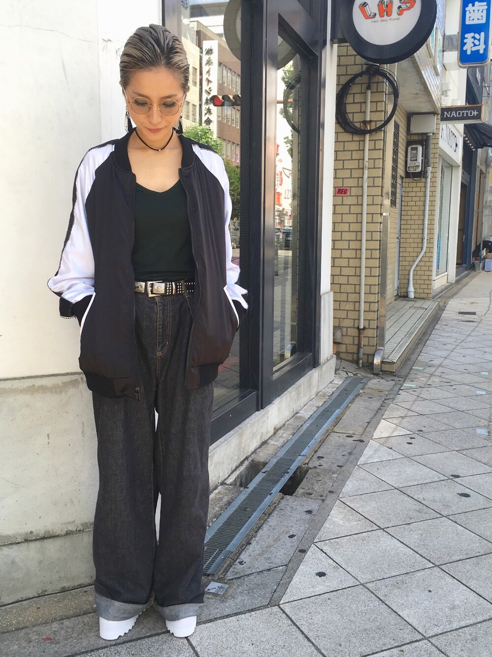 「デニム、ブラック、おだんごヘアー、MA-1、ワイドデニム、LHP、LHP大阪、LHPWOMENS」｜「L.H.Pのアイテム（ナイロンジャケット、ブラック系）」を使った、hanae maruiさん（レディース・155cm）の夏コーディネートの1枚目の写真
