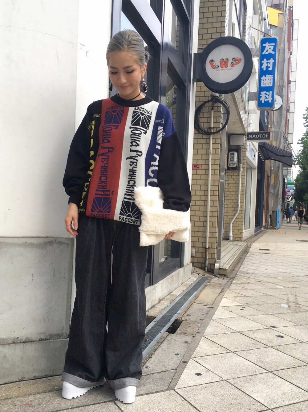「秋、ニット、gosharubchinskiy、LHP、LHP大阪、LHPWOMENS、ワイドデニム、ファー小物」｜「CATCOPYのアイテム（デニムパンツ、ブラック系）」を使った、hanae maruiさん（レディース・155cm）の夏コーディネートの1枚目の写真