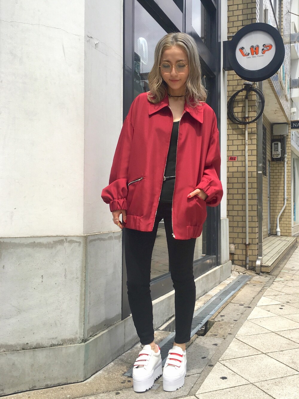 「赤、ブルゾン、秋のコーデ、ラクチンコーデ、LHP、LHPWOMENS、LHP大阪、秋コーデ」｜「soeのアイテム（ナイロンジャケット、レッド系）」を使った、hanae maruiさん（レディース・155cm）の夏コーディネートの1枚目の写真