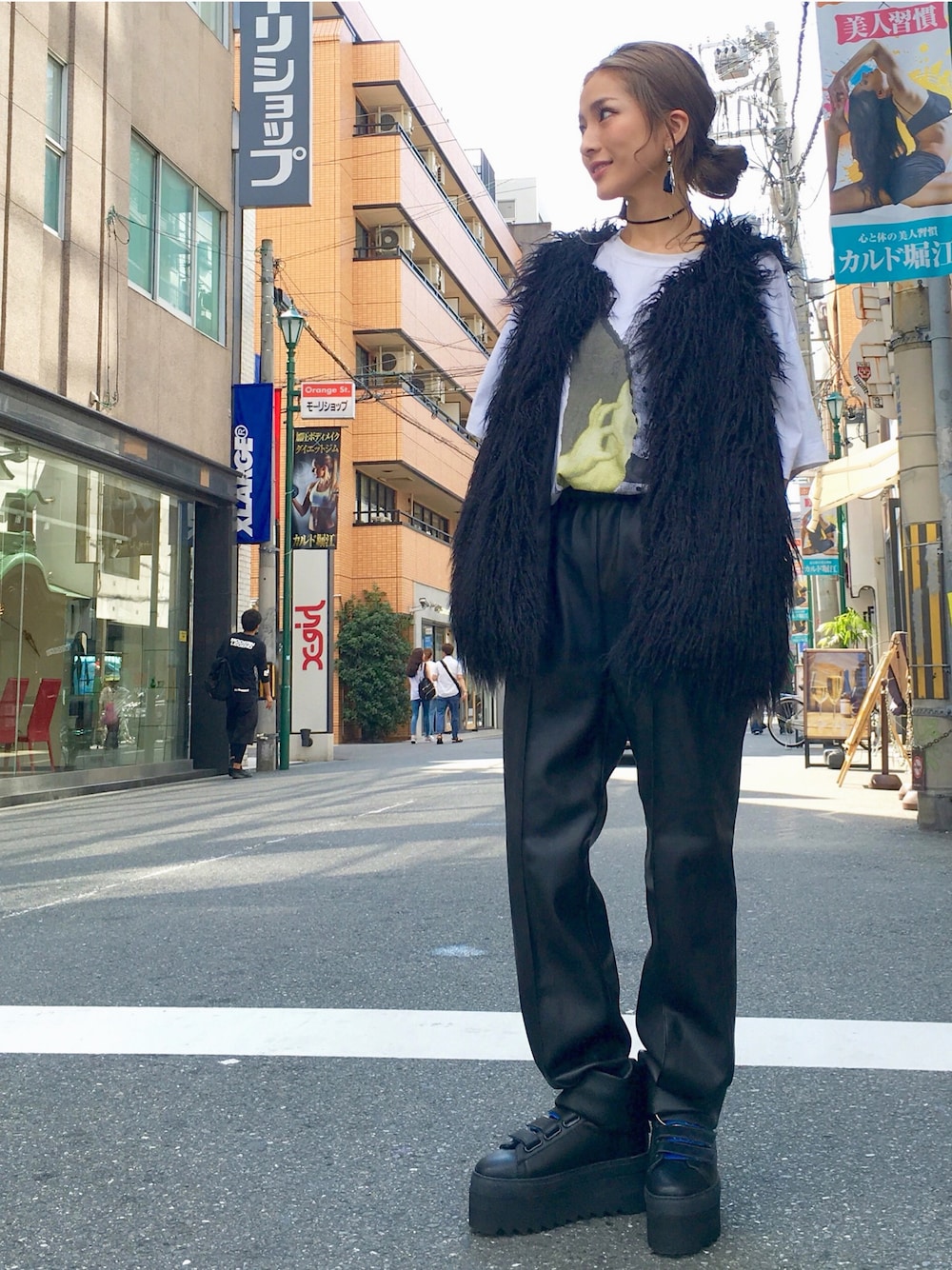 「ファー、シンプル、LHP、ファーベスト、ootd、秋服、LHP大阪、LHPWOMENS、chica」｜「catcopyのアイテム（パンツ、ブラック系）」を使った、hanae maruiさん（レディース・155cm）の秋コーディネートの1枚目の写真